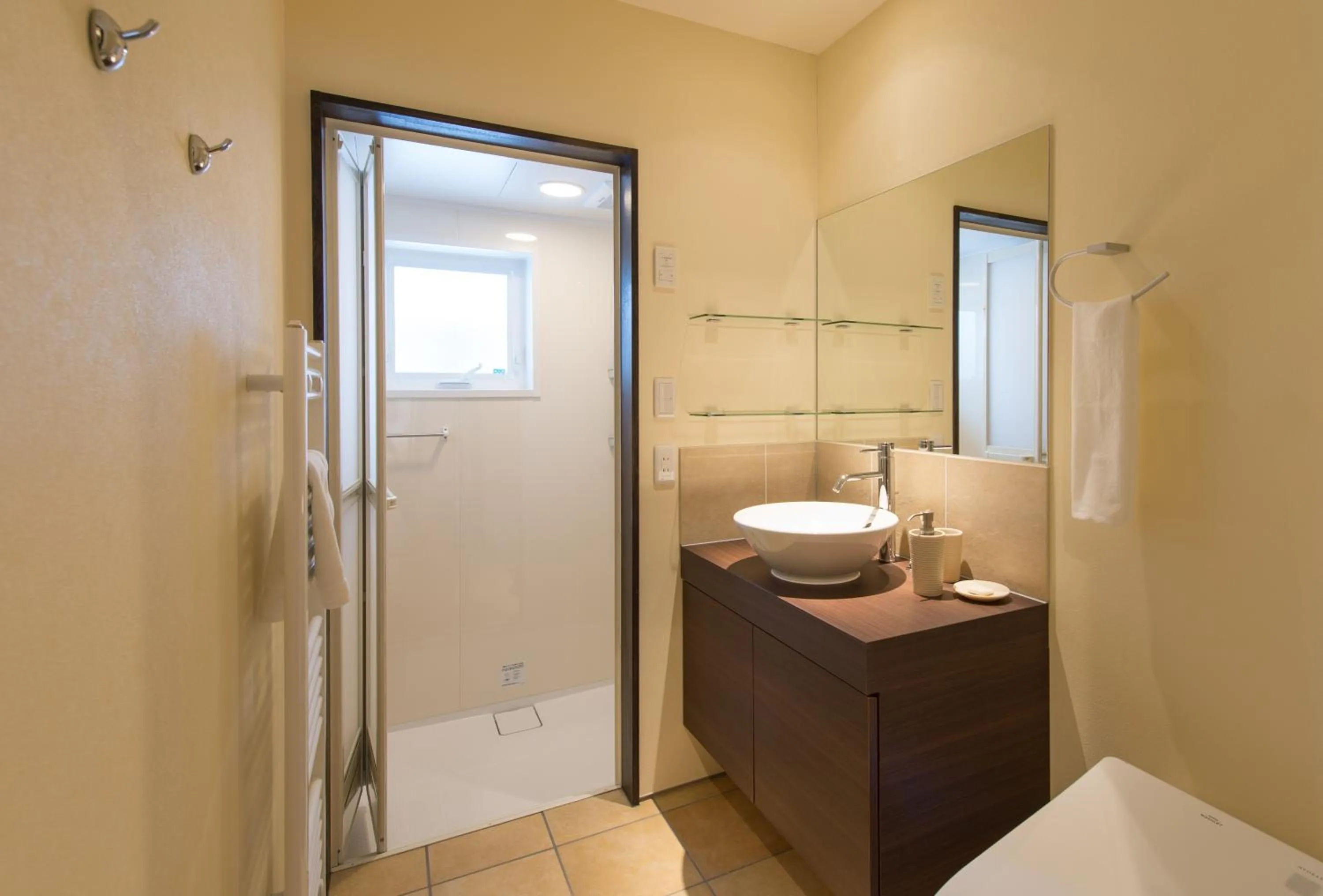 Bathroom in Tahoe Lodge by H2 Life