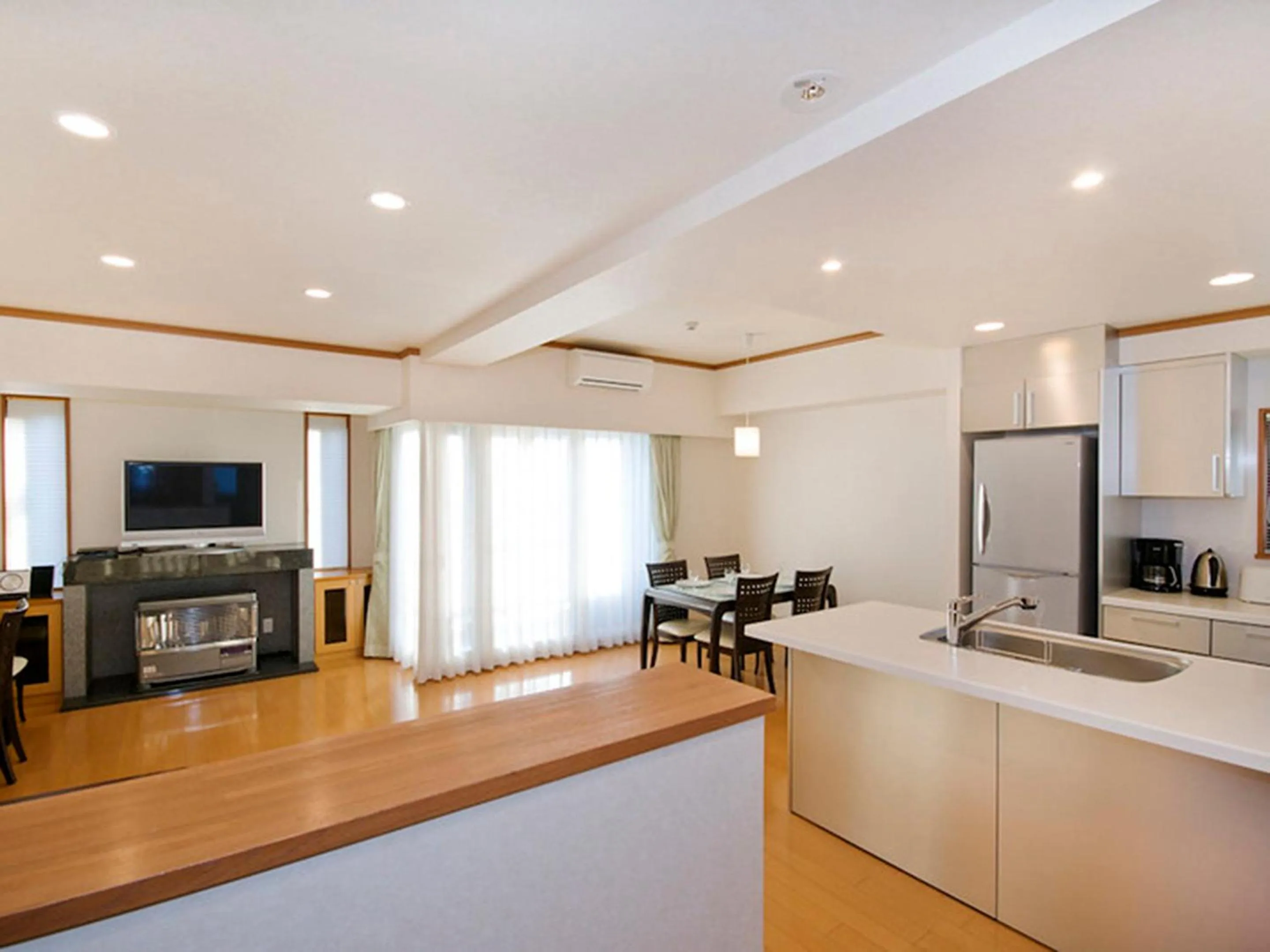 Photo of the whole room in Mountainside Palace