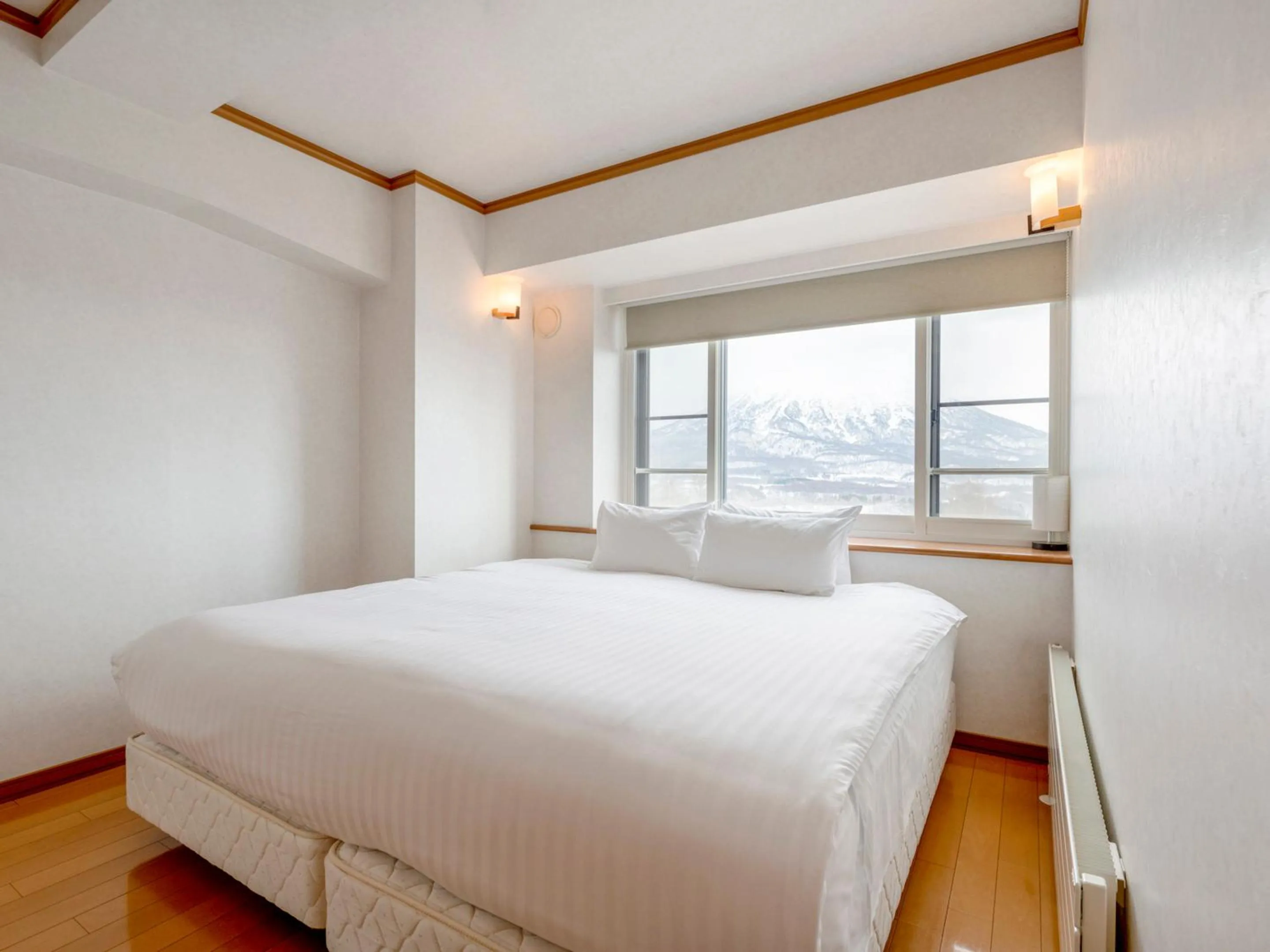 Photo of the whole room, Bed in Mountainside Palace