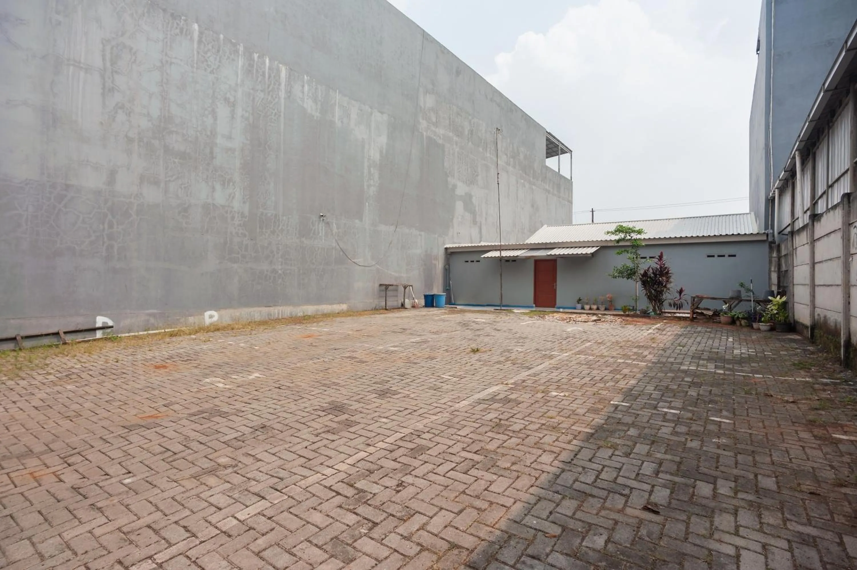 Parking in RedDoorz Syariah near Jatisampurna Hospital