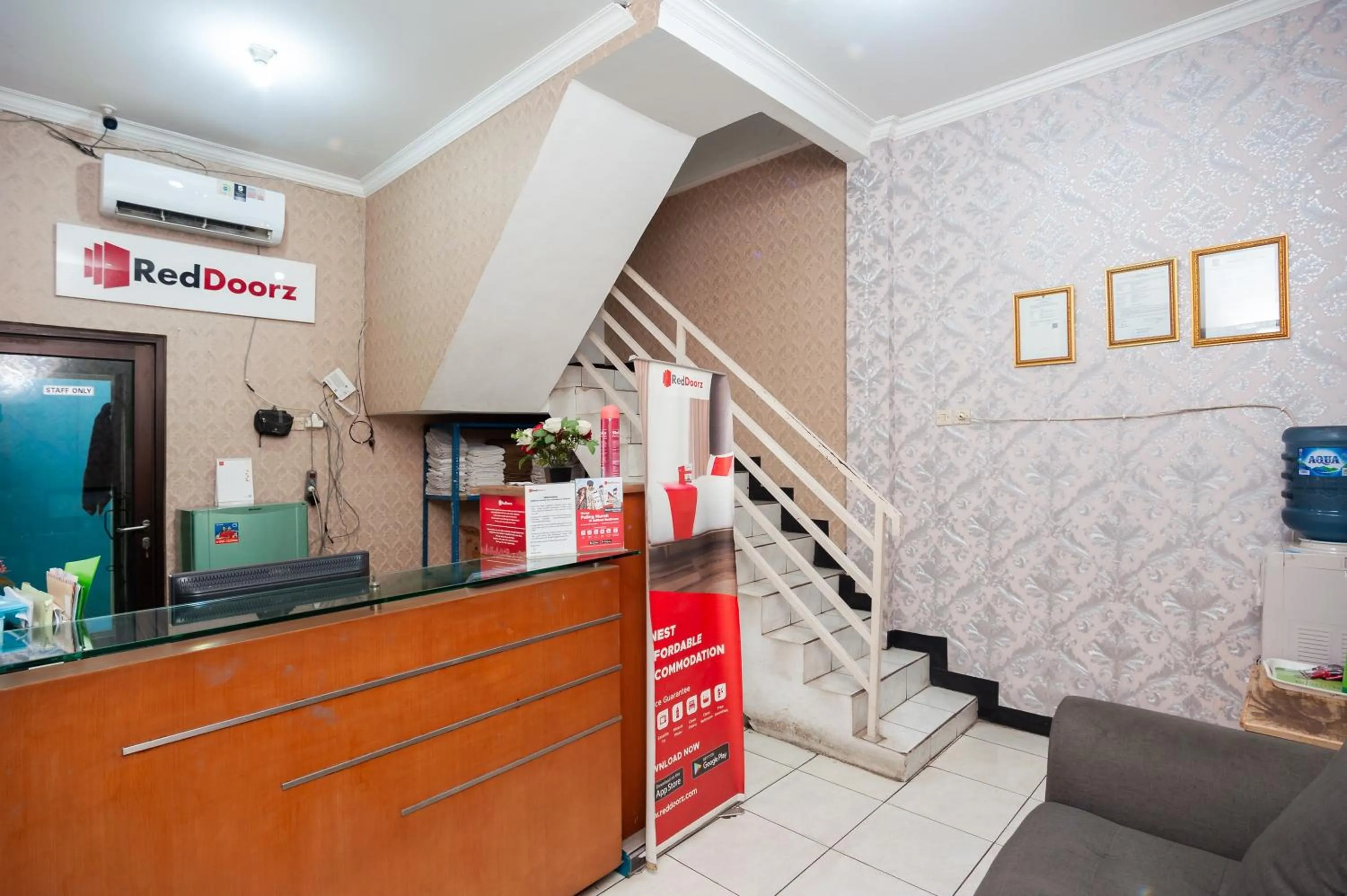 Lobby or reception in RedDoorz Syariah near Jatisampurna Hospital