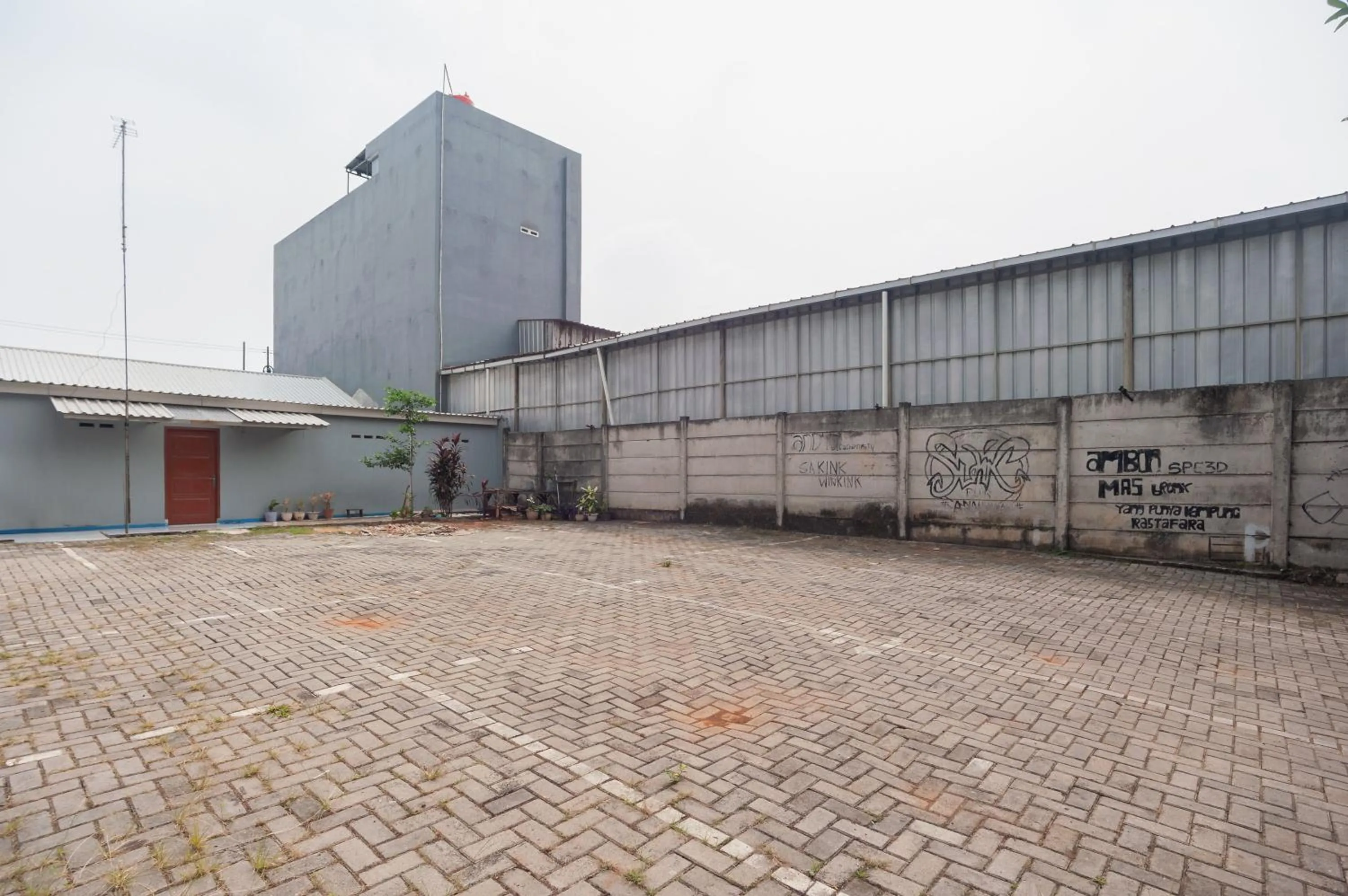 Parking in RedDoorz Syariah near Jatisampurna Hospital