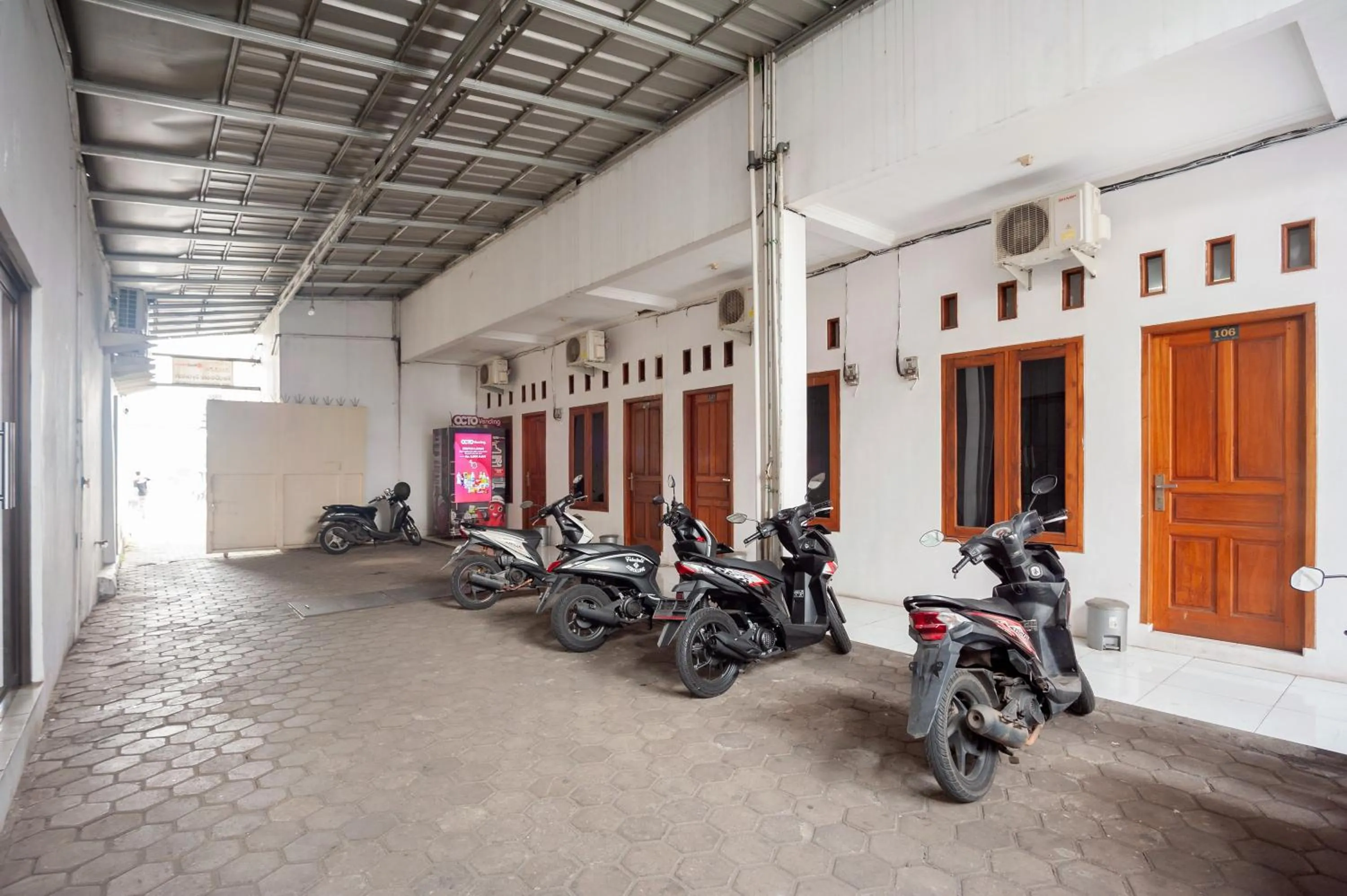 Property building in RedDoorz Syariah near Jatisampurna Hospital