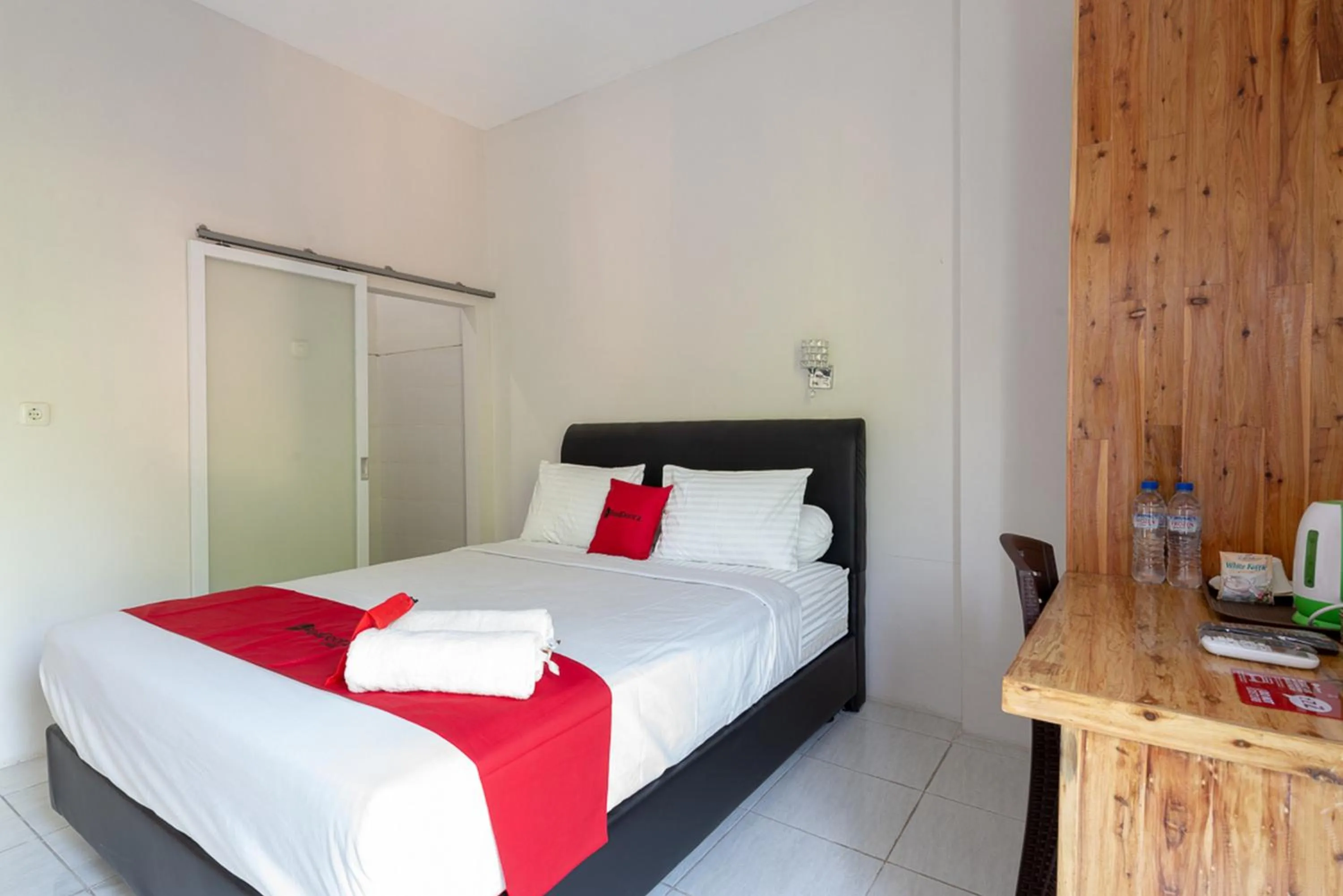 Bed in RedDoorz Plus Syariah @ Raya Nginden 2