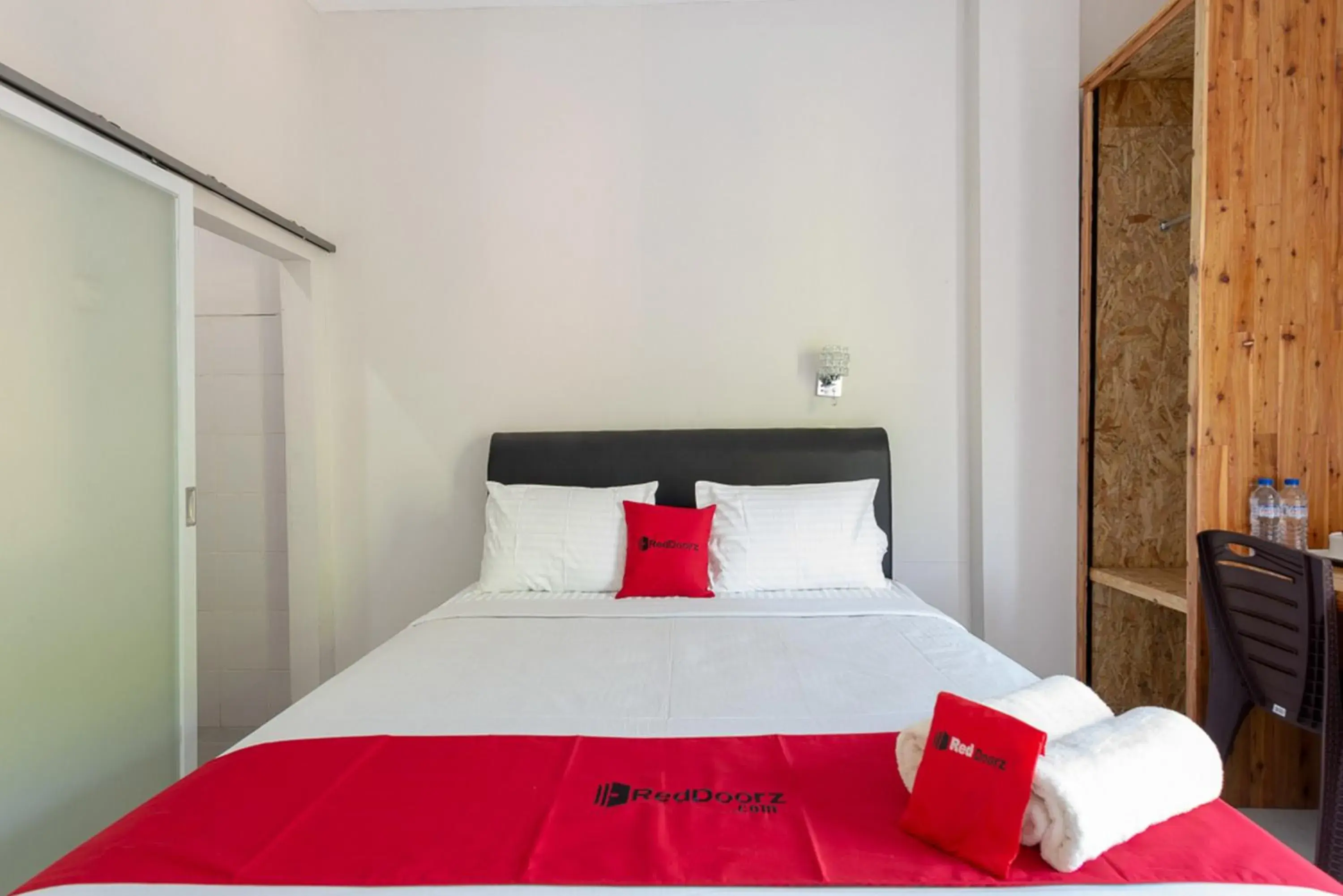 Bed in RedDoorz Plus Syariah @ Raya Nginden 2 Bed in RedDoorz Plus Syariah @ Raya Nginden 2