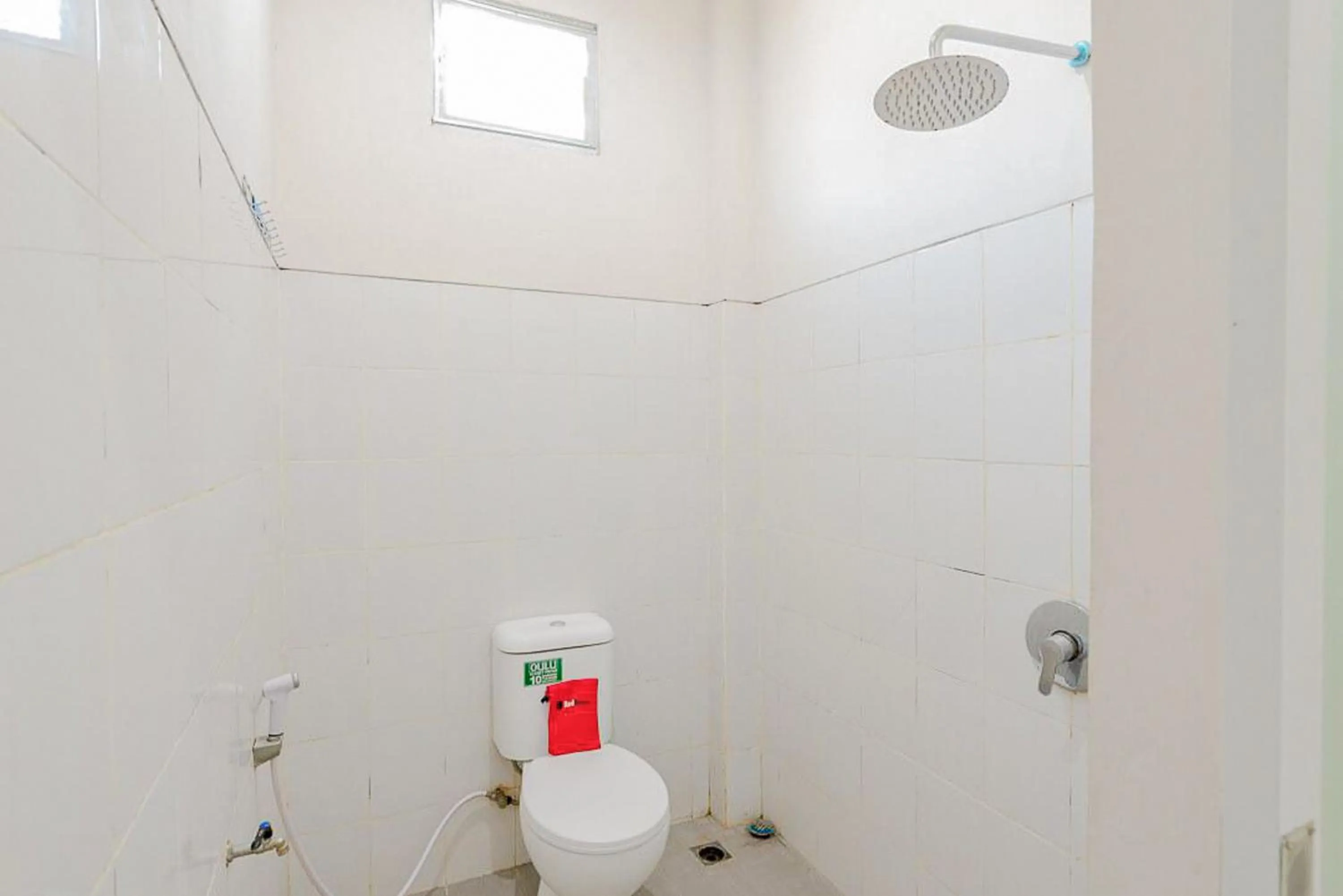 Bathroom in RedDoorz Plus Syariah @ Raya Nginden 2