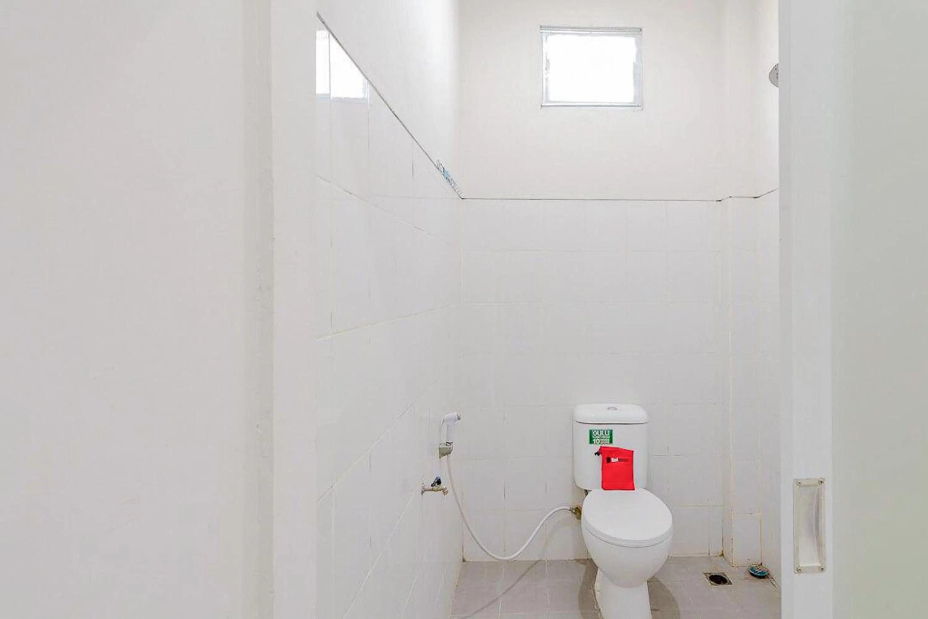 Bathroom in RedDoorz Plus Syariah @ Raya Nginden 2