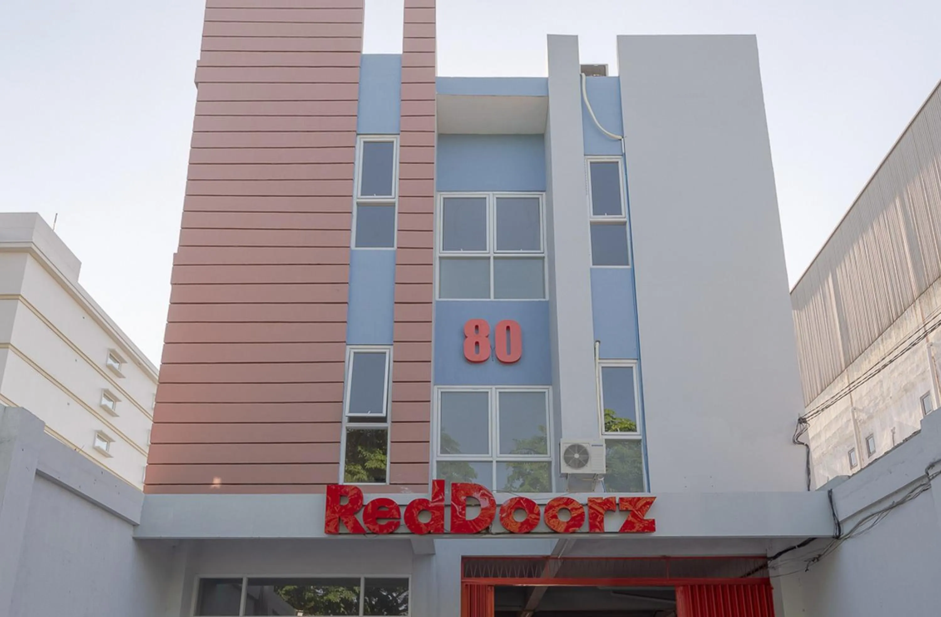 Property building in RedDoorz Plus Syariah @ Raya Nginden 2