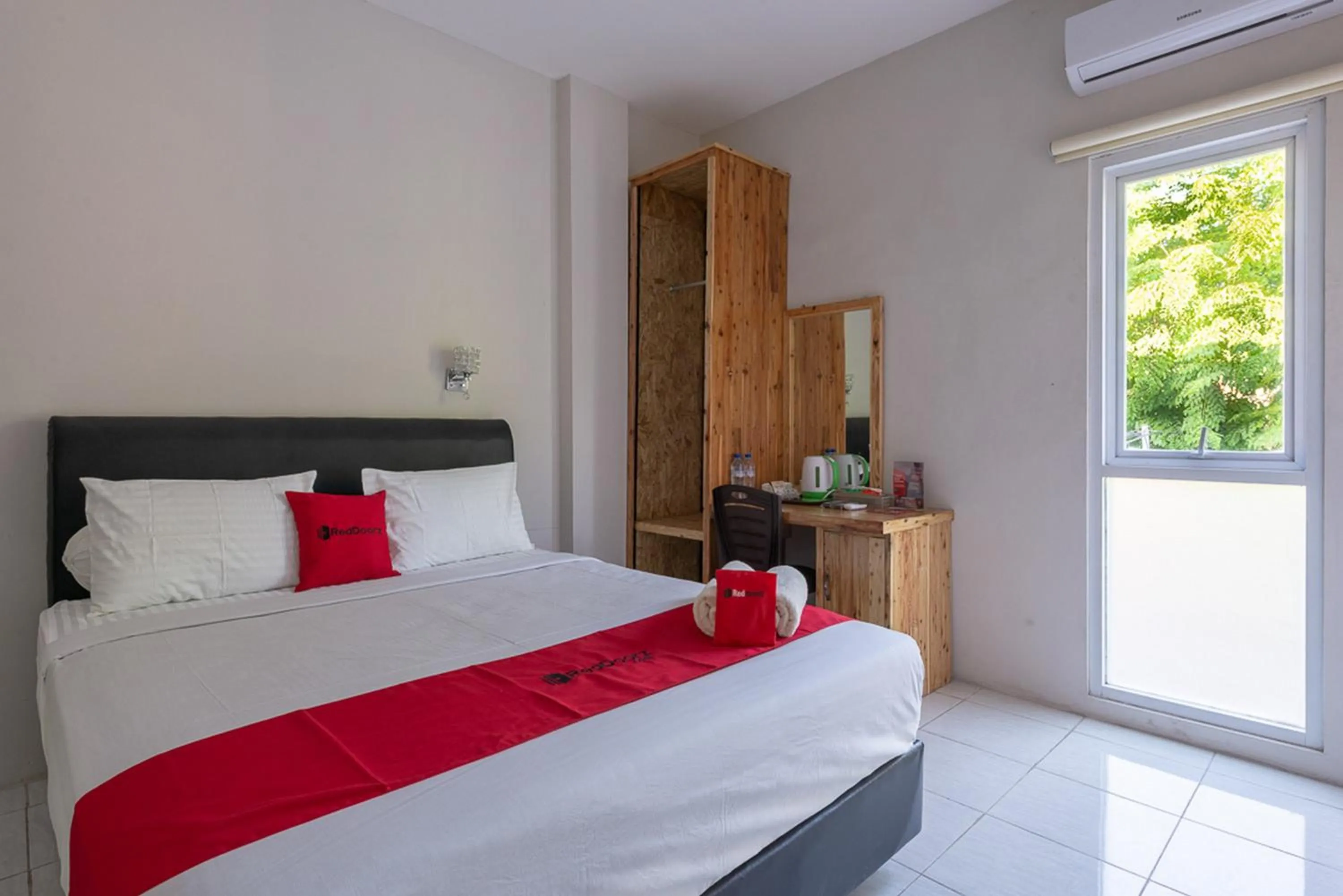 Bedroom, Bed in RedDoorz Plus Syariah @ Raya Nginden 2