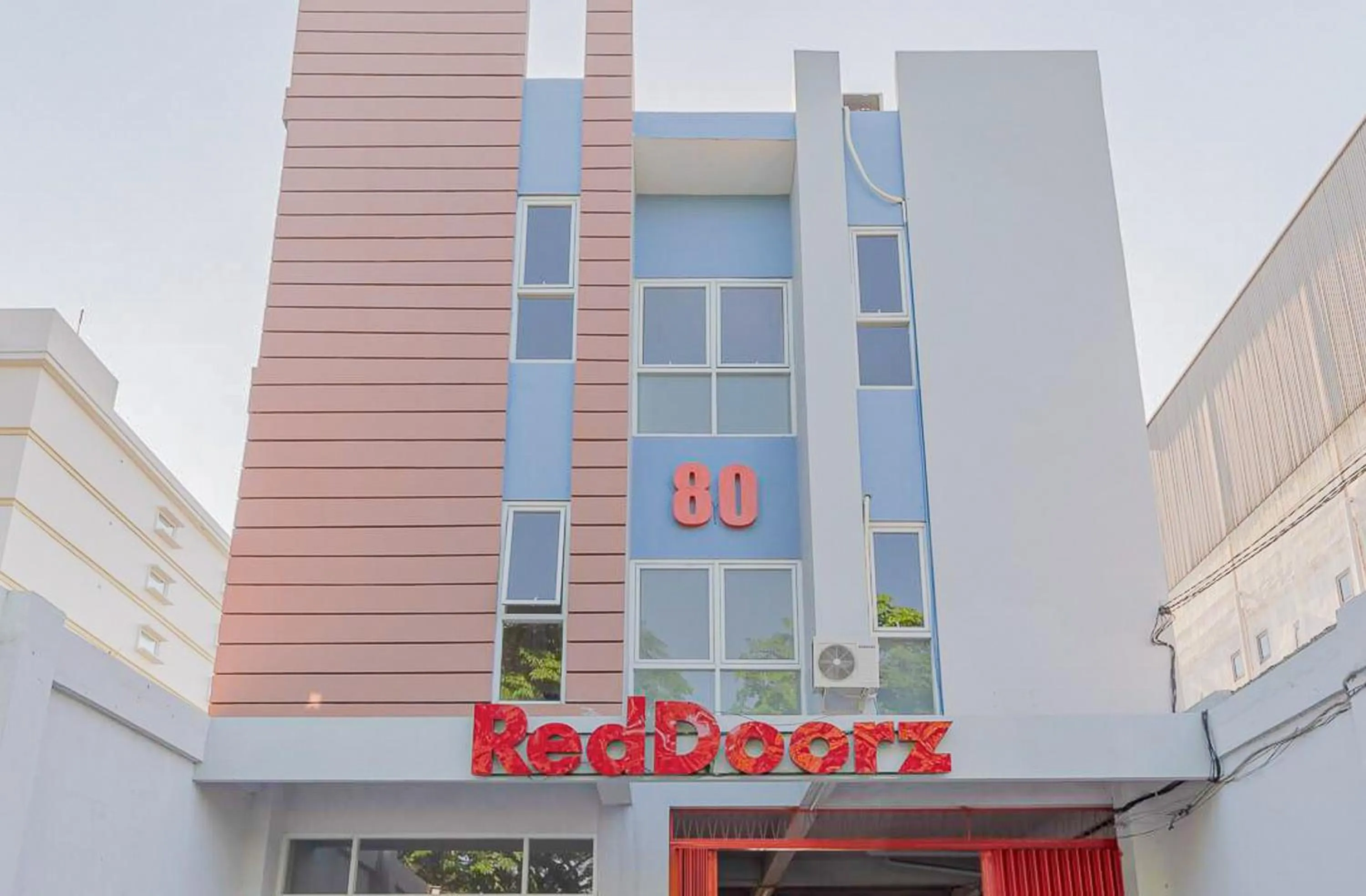 Facade/entrance in RedDoorz Plus Syariah @ Raya Nginden 2