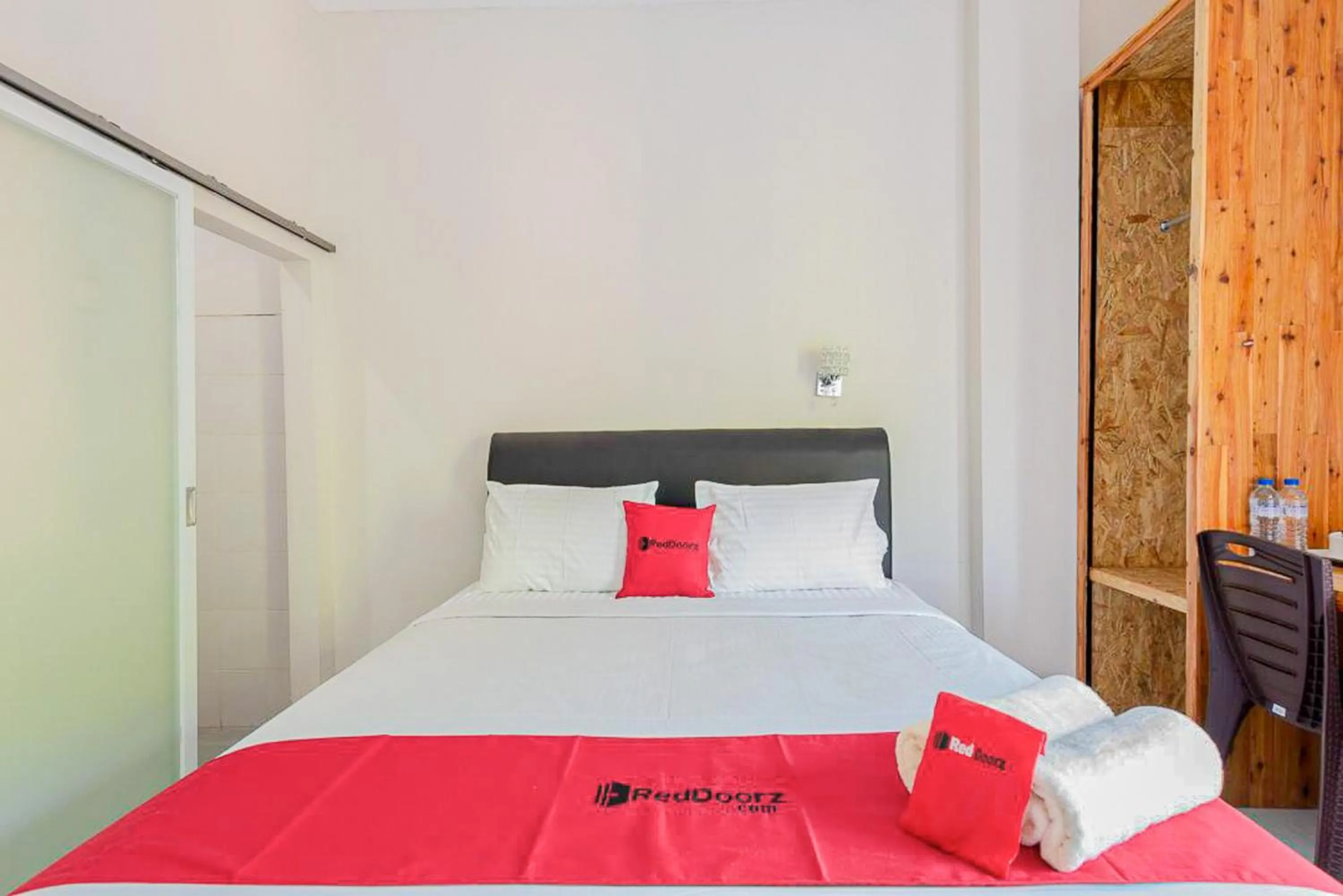 Bedroom, Bed in RedDoorz Plus Syariah @ Raya Nginden 2