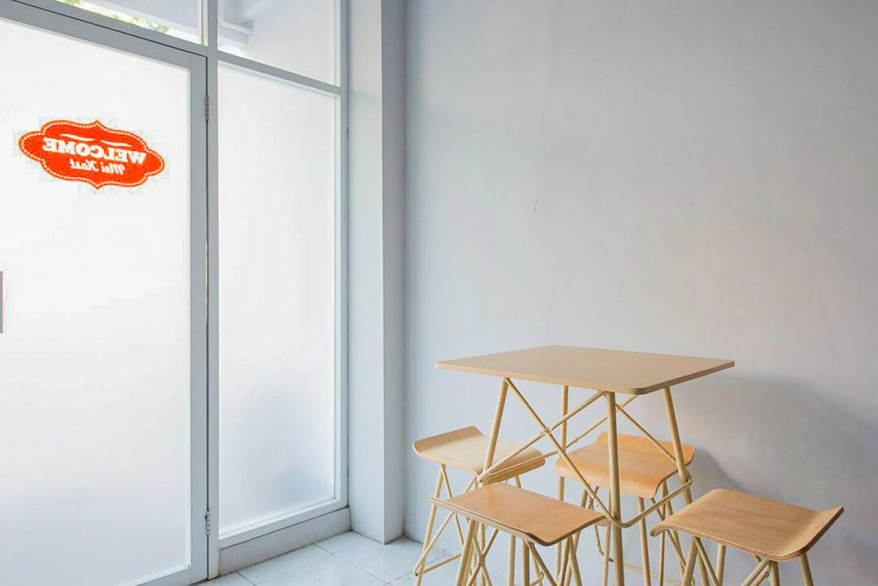 Seating area in RedDoorz Plus Syariah @ Raya Nginden 2