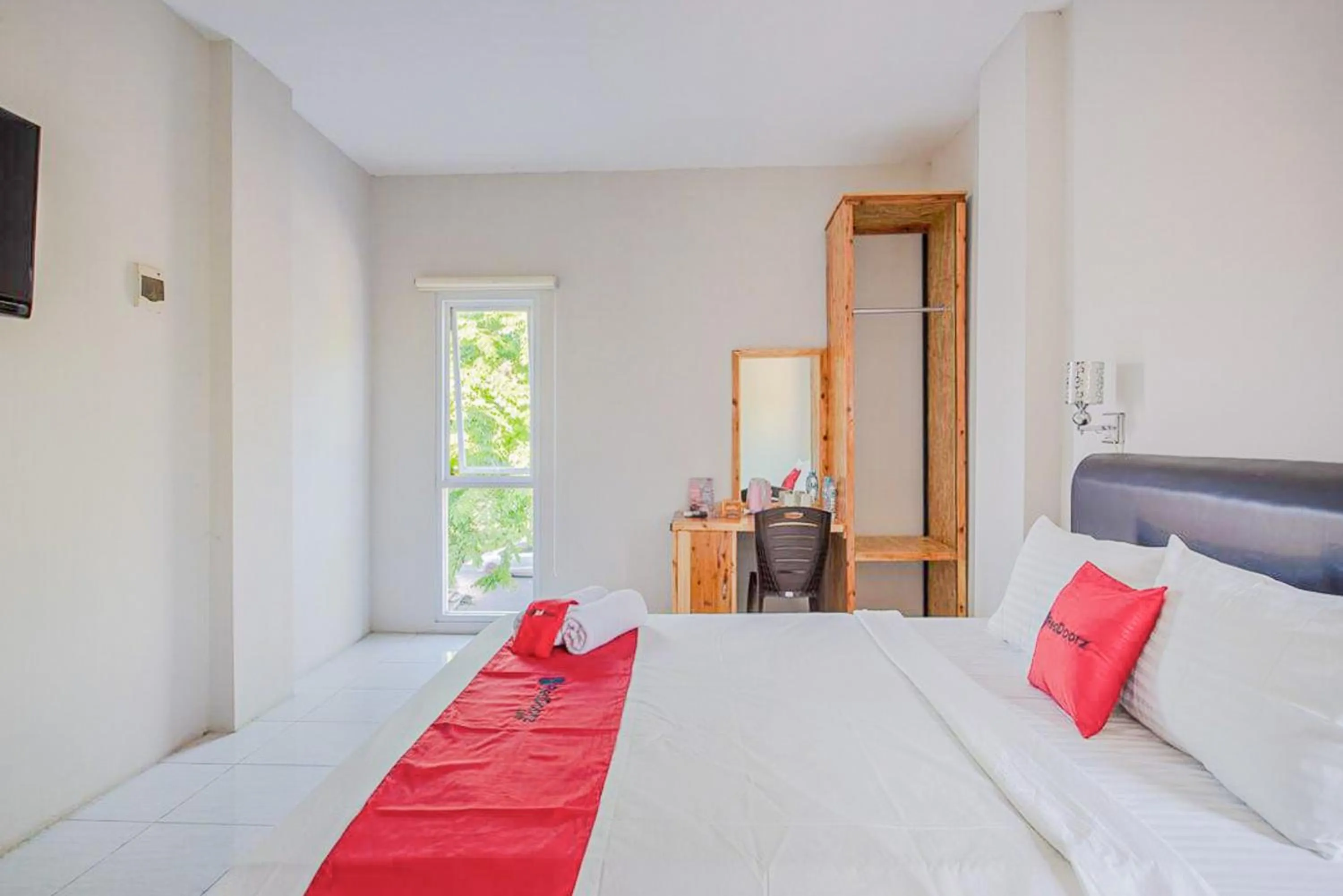 Bedroom, Bed in RedDoorz Plus Syariah @ Raya Nginden 2