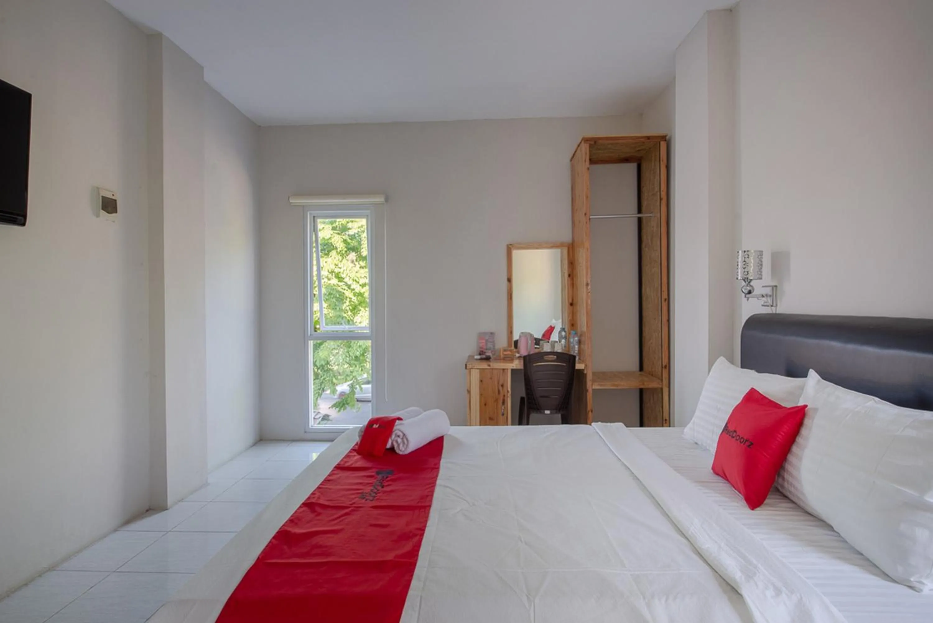 Bed in RedDoorz Plus Syariah @ Raya Nginden 2