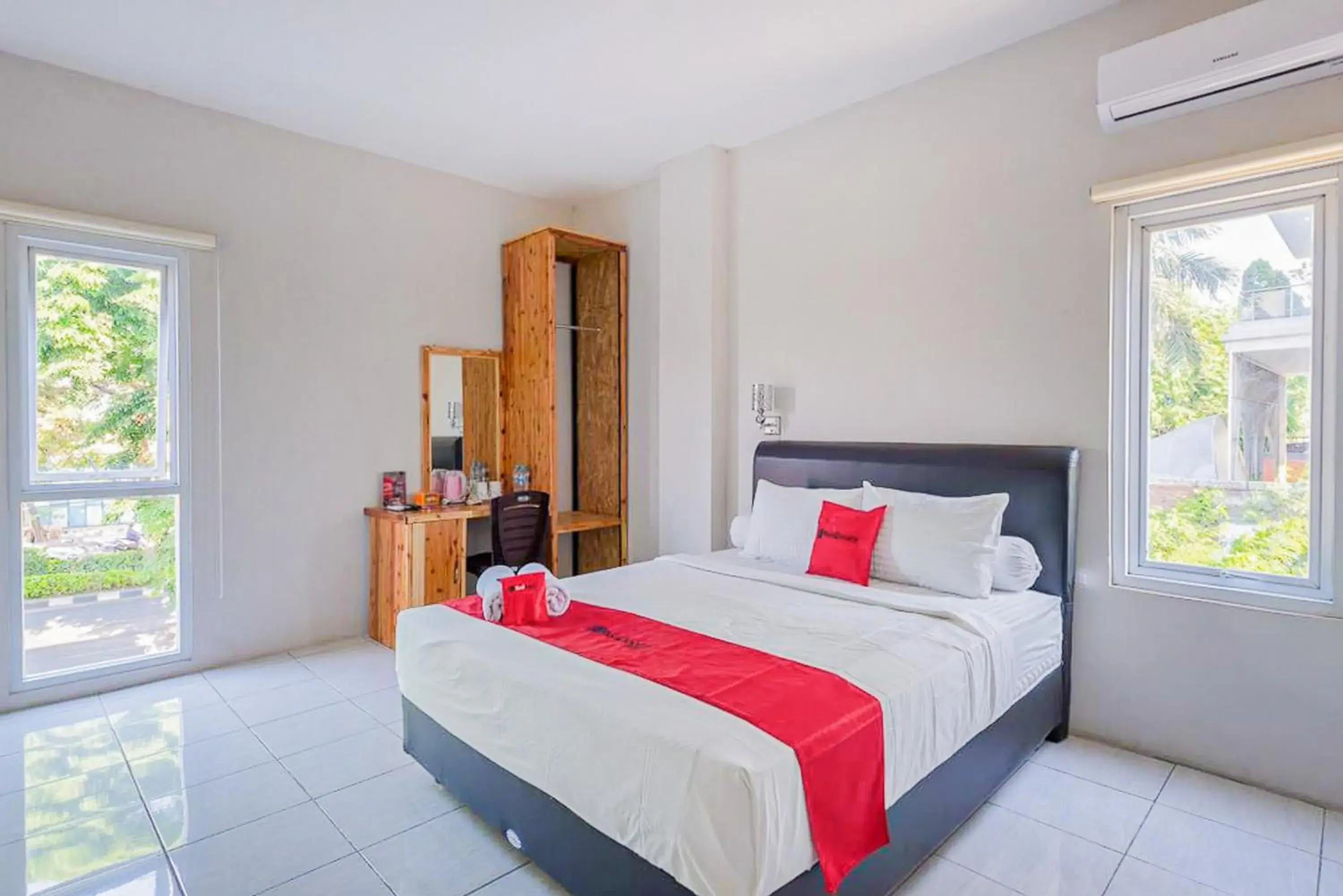 Bedroom, Bed in RedDoorz Plus Syariah @ Raya Nginden 2 Bedroom, Bed in RedDoorz Plus Syariah @ Raya Nginden 2