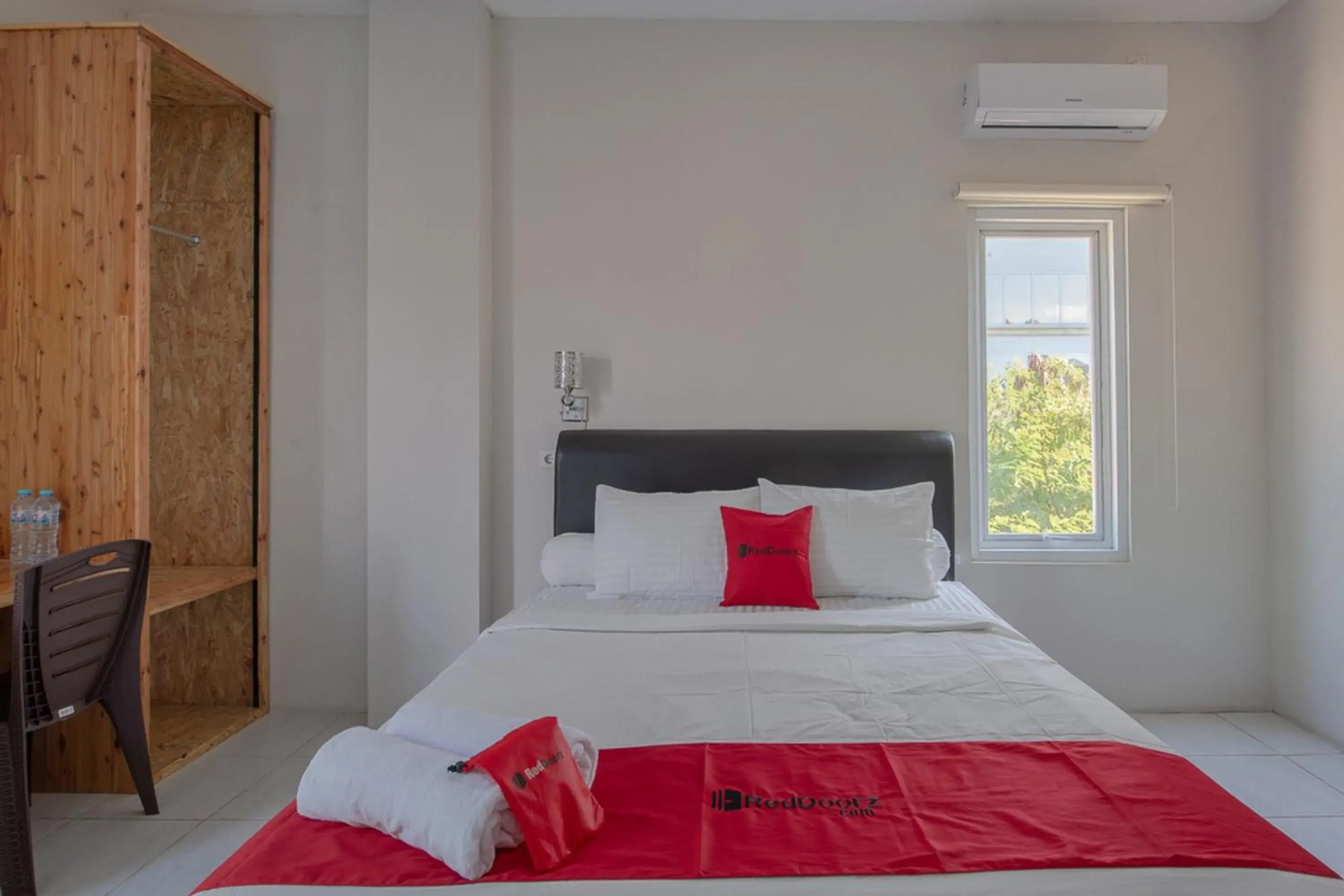 Bed in RedDoorz Plus Syariah @ Raya Nginden 2 Bed in RedDoorz Plus Syariah @ Raya Nginden 2