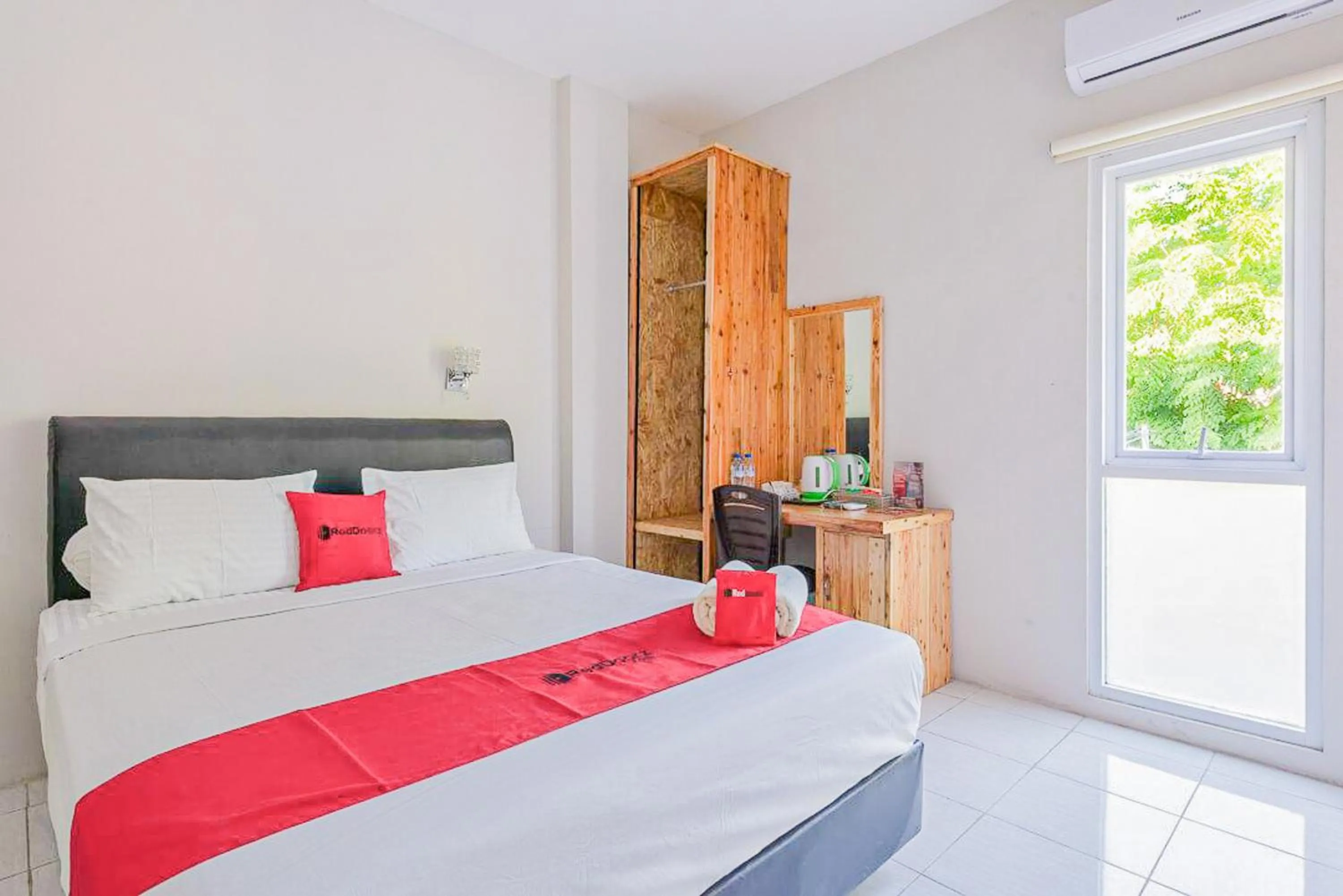 Bedroom, Bed in RedDoorz Plus Syariah @ Raya Nginden 2