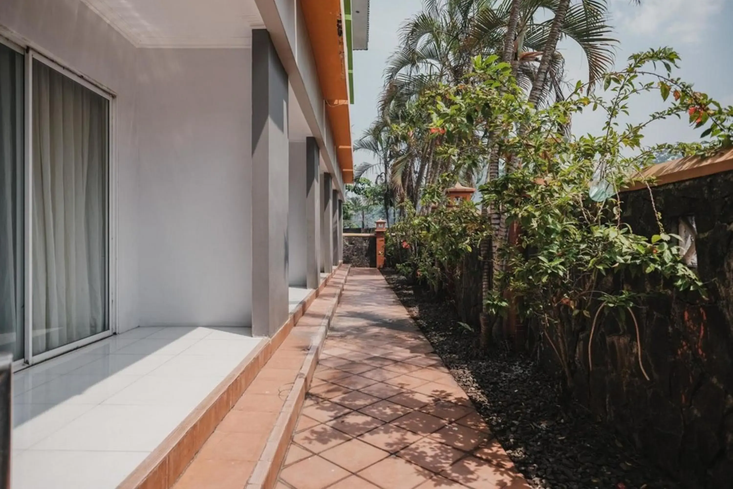 Facade/entrance in RedDoorz Plus near Pelabuhan Merak Facade/entrance in RedDoorz Plus near Pelabuhan Merak