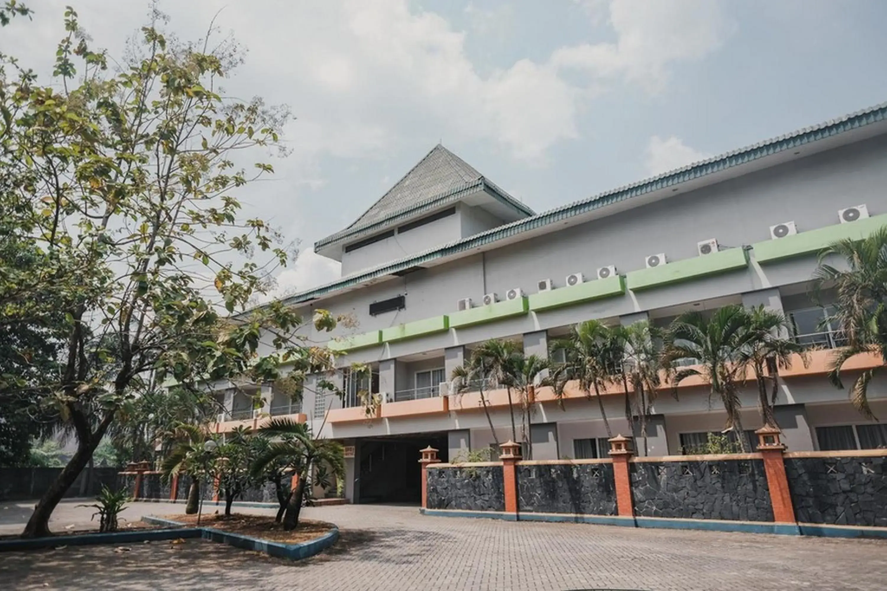 Property building in RedDoorz Plus near Pelabuhan Merak Property building in RedDoorz Plus near Pelabuhan Merak