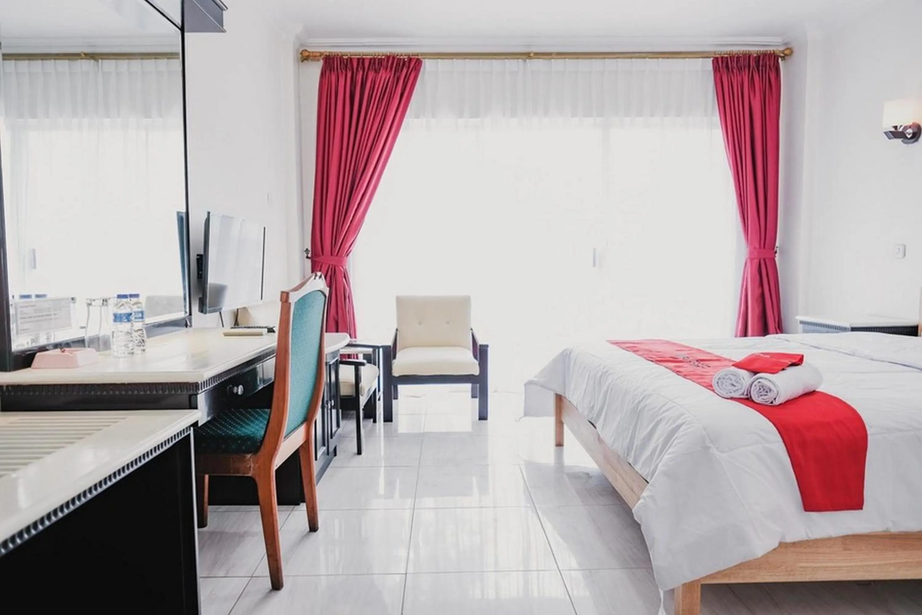 Bed in RedDoorz Plus near Pelabuhan Merak