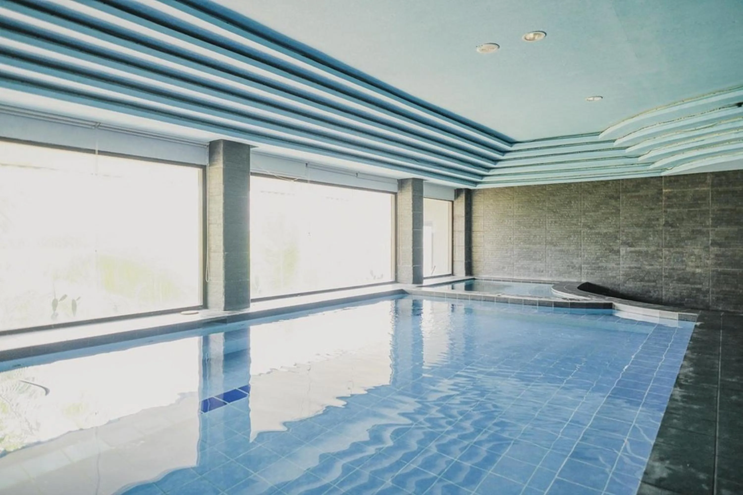 Swimming pool in RedDoorz Plus near Pelabuhan Merak