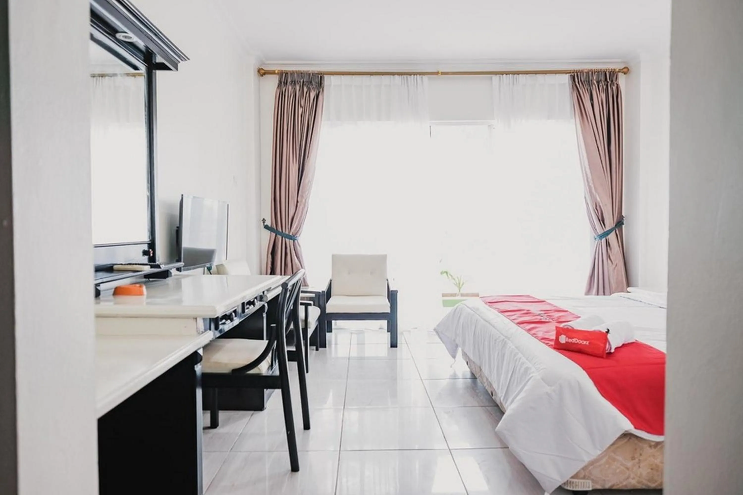 TV and multimedia, Bed in RedDoorz Plus near Pelabuhan Merak