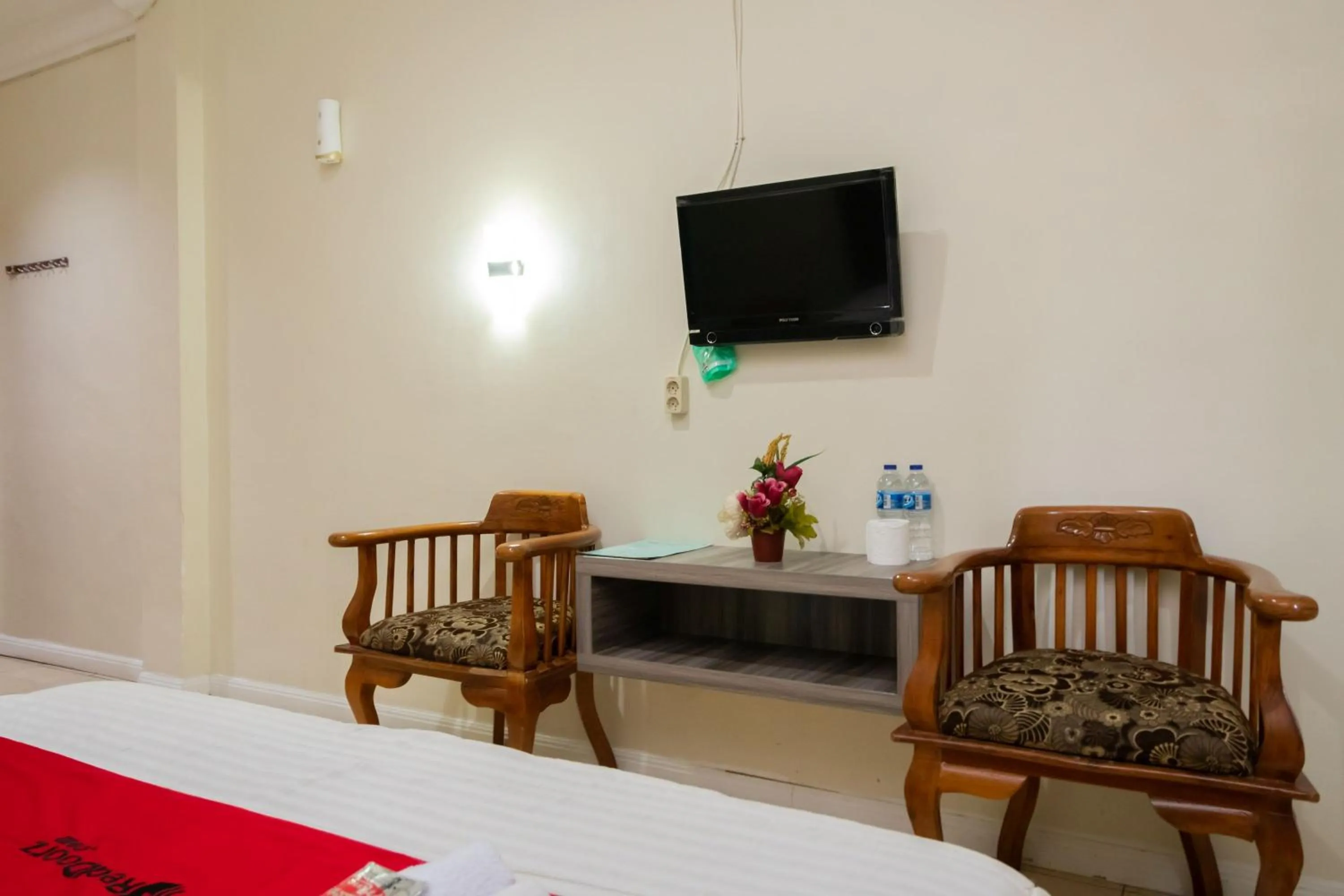 Bedroom, Bed in RedDoorz @ Pematangsiantar