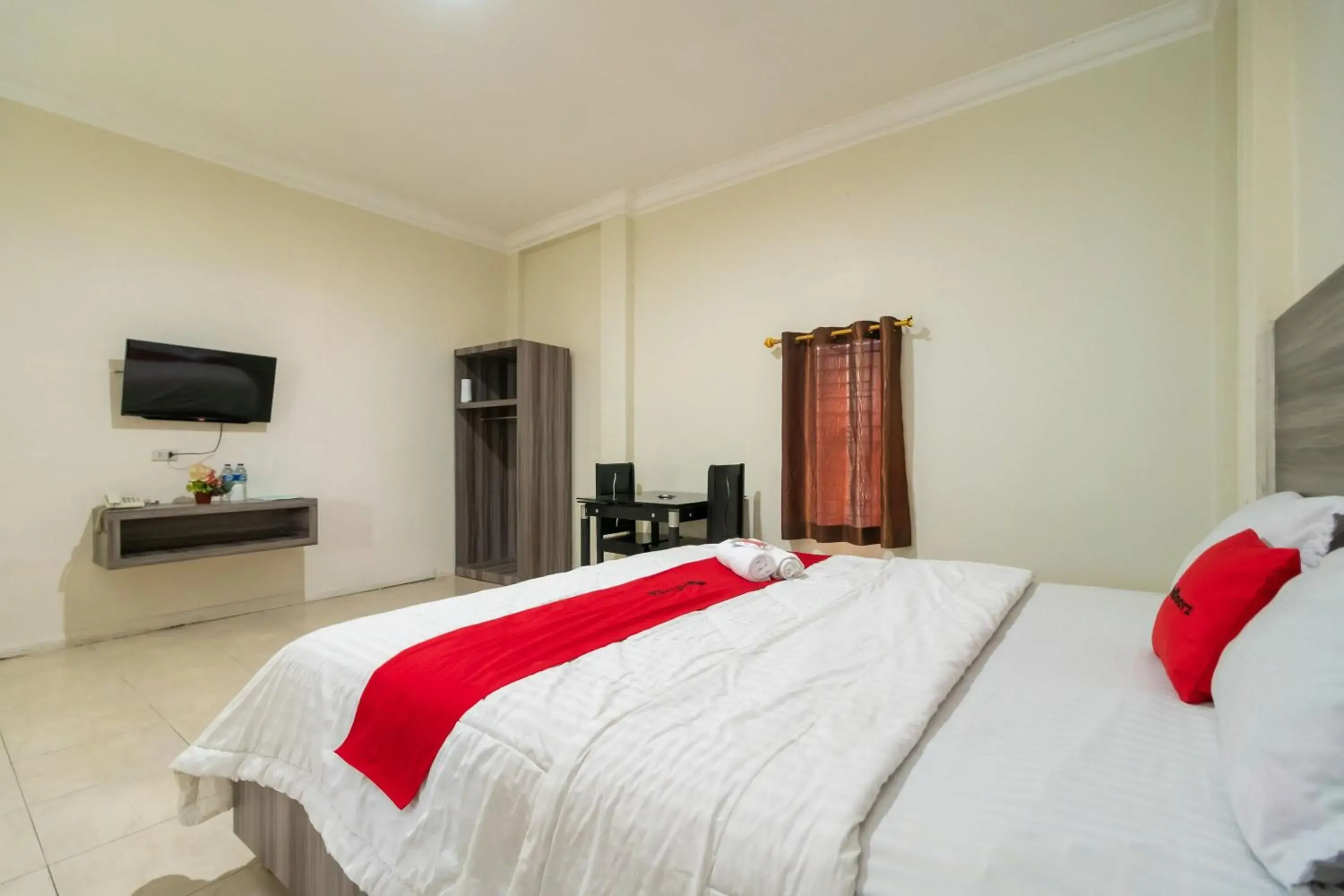 Bedroom, Bed in RedDoorz @ Pematangsiantar Bedroom, Bed in RedDoorz @ Pematangsiantar