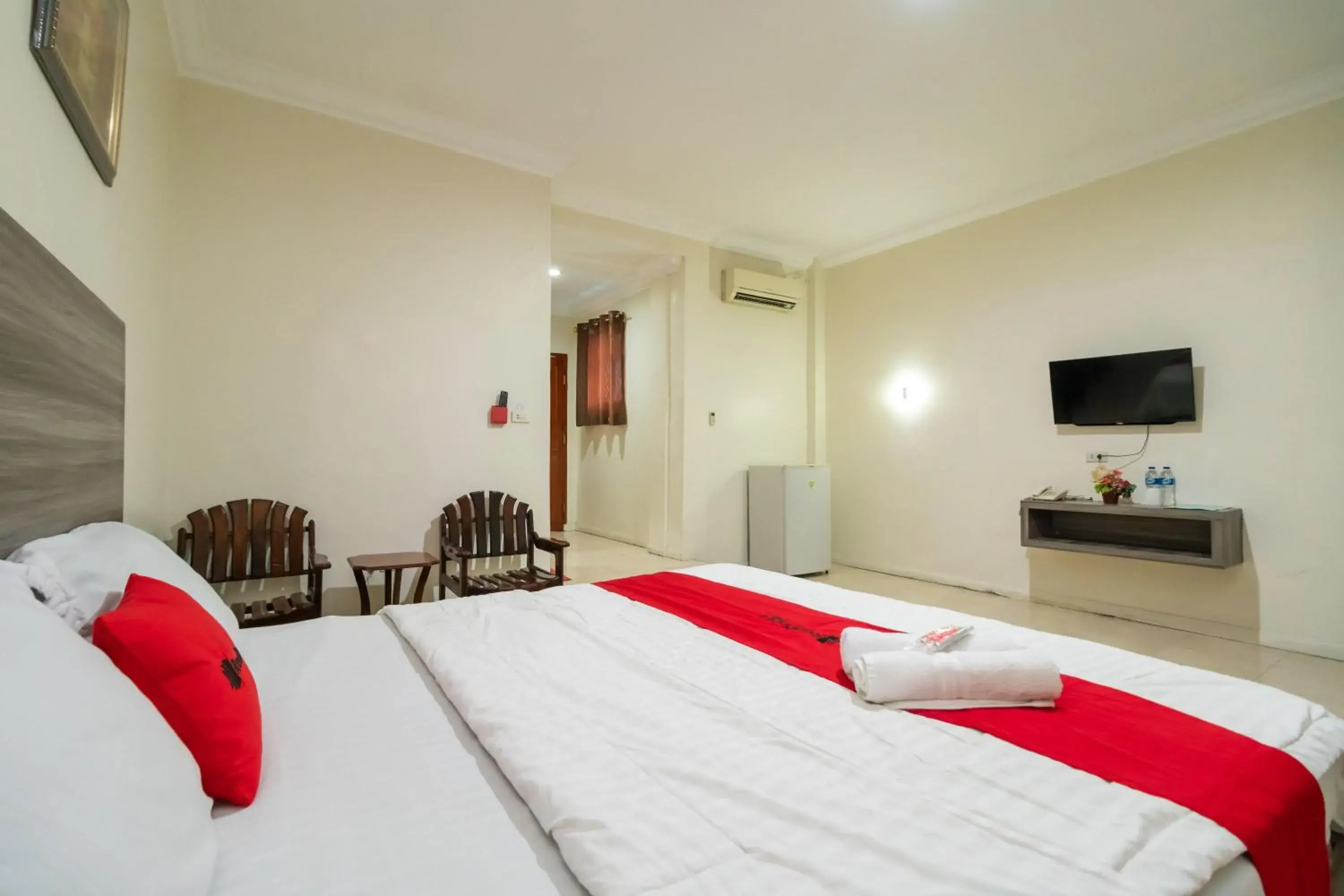 Bedroom, Bed in RedDoorz @ Pematangsiantar Bedroom, Bed in RedDoorz @ Pematangsiantar