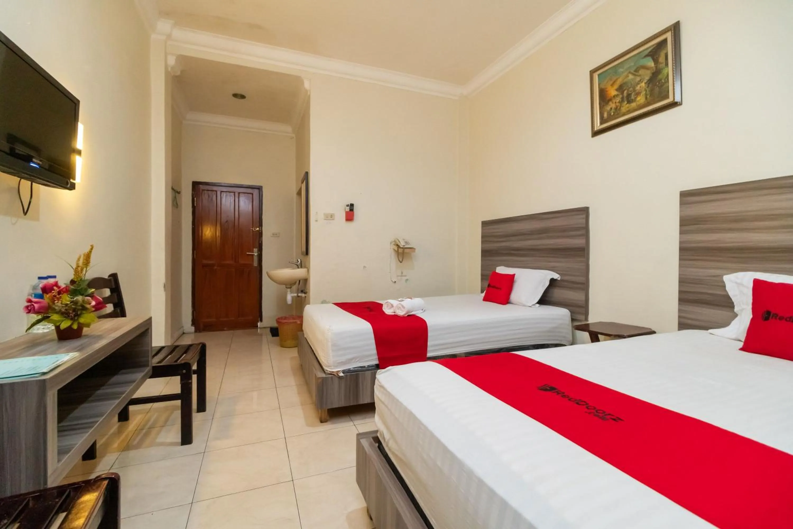 Bedroom, Bed in RedDoorz @ Pematangsiantar