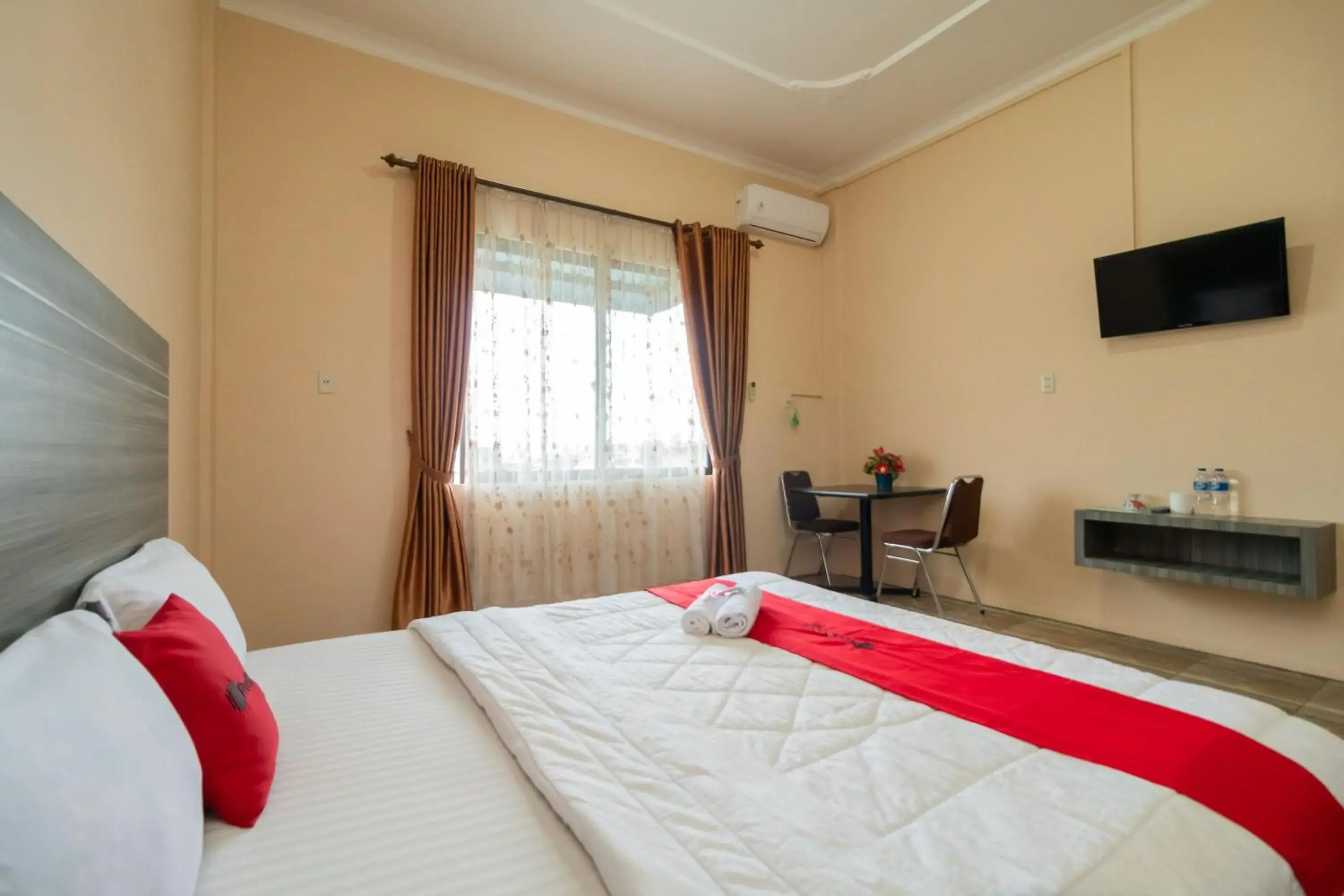 Bedroom, Bed in RedDoorz @ Pematangsiantar Bedroom, Bed in RedDoorz @ Pematangsiantar