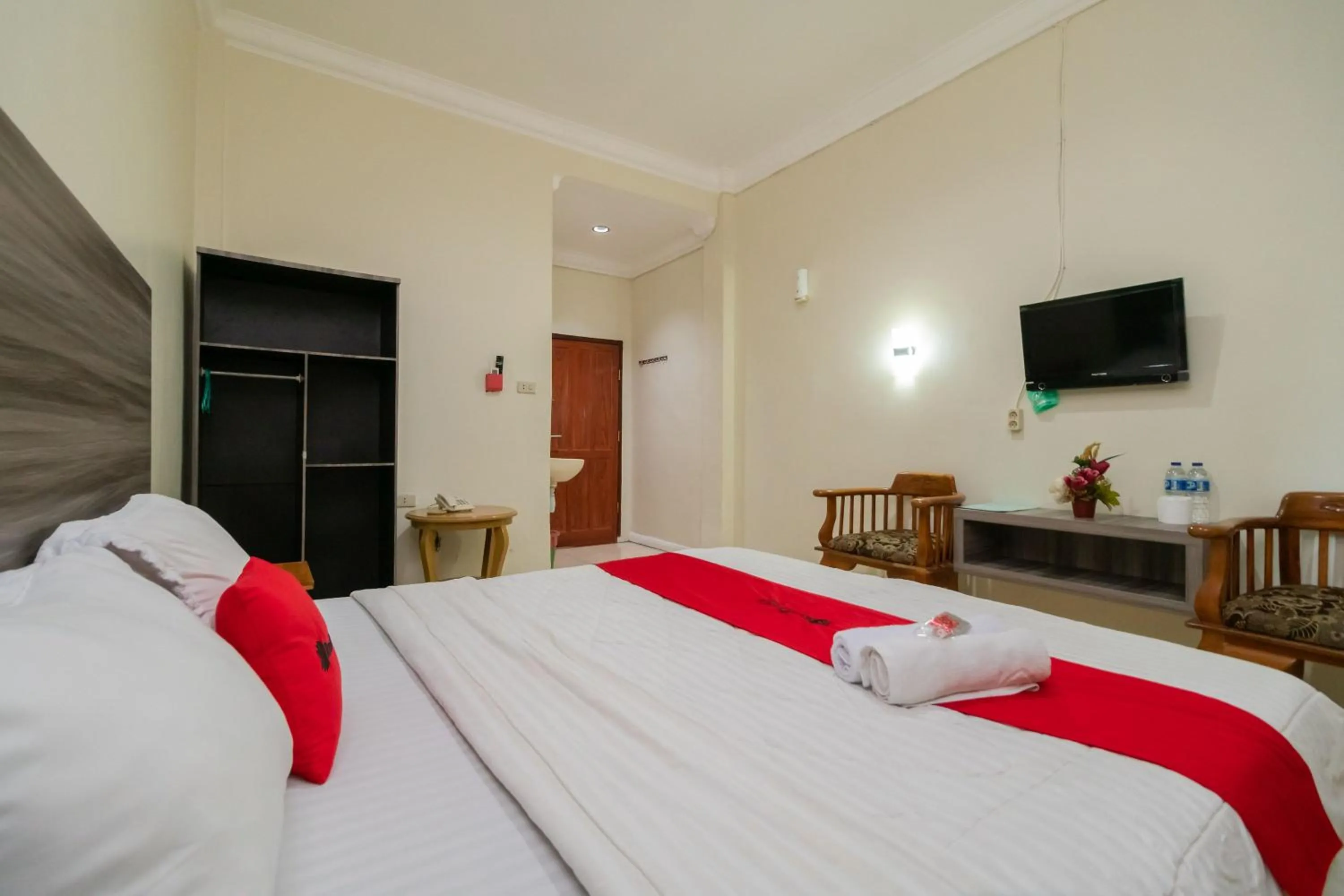 Bedroom, Bed in RedDoorz @ Pematangsiantar