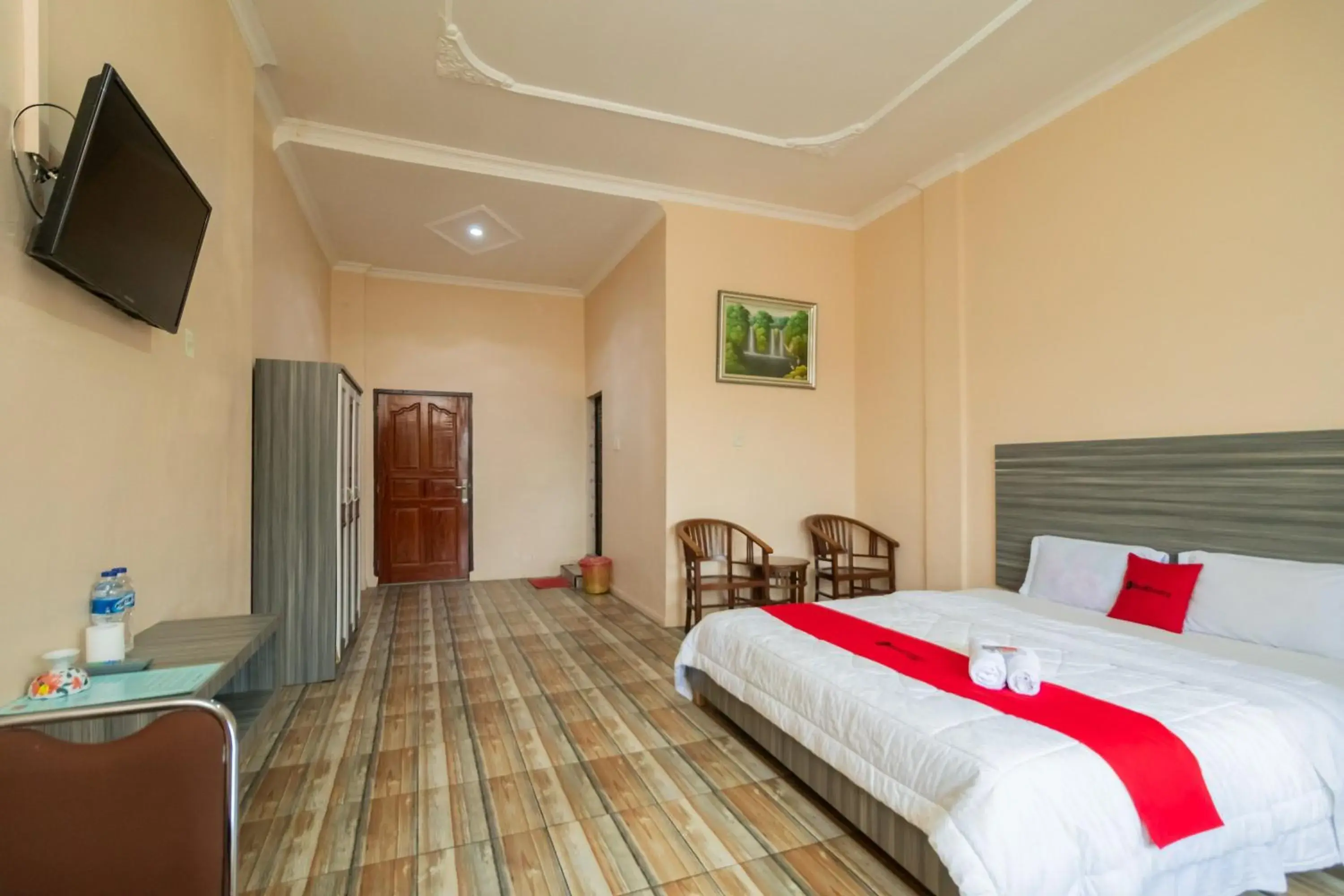 Photo of the whole room, Bed in RedDoorz @ Pematangsiantar Photo of the whole room, Bed in RedDoorz @ Pematangsiantar