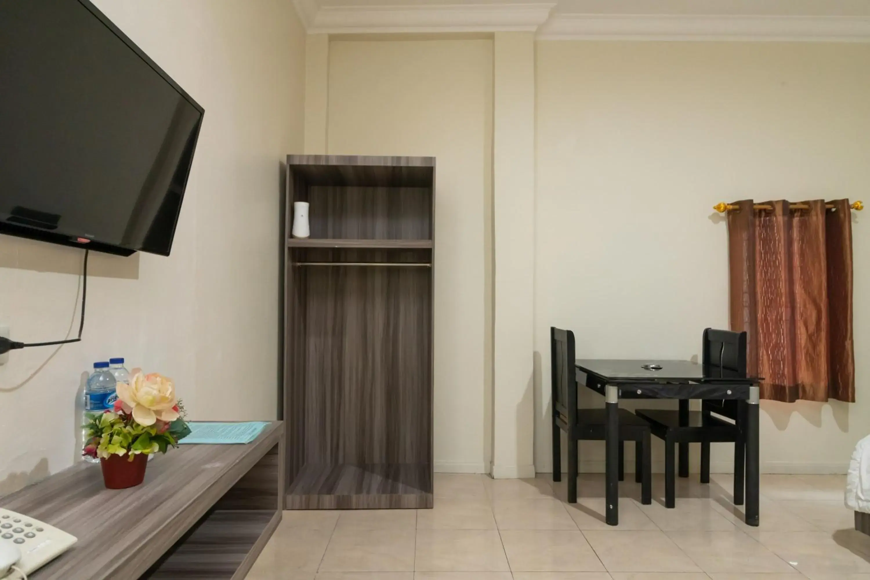 Bedroom in RedDoorz @ Pematangsiantar Bedroom in RedDoorz @ Pematangsiantar