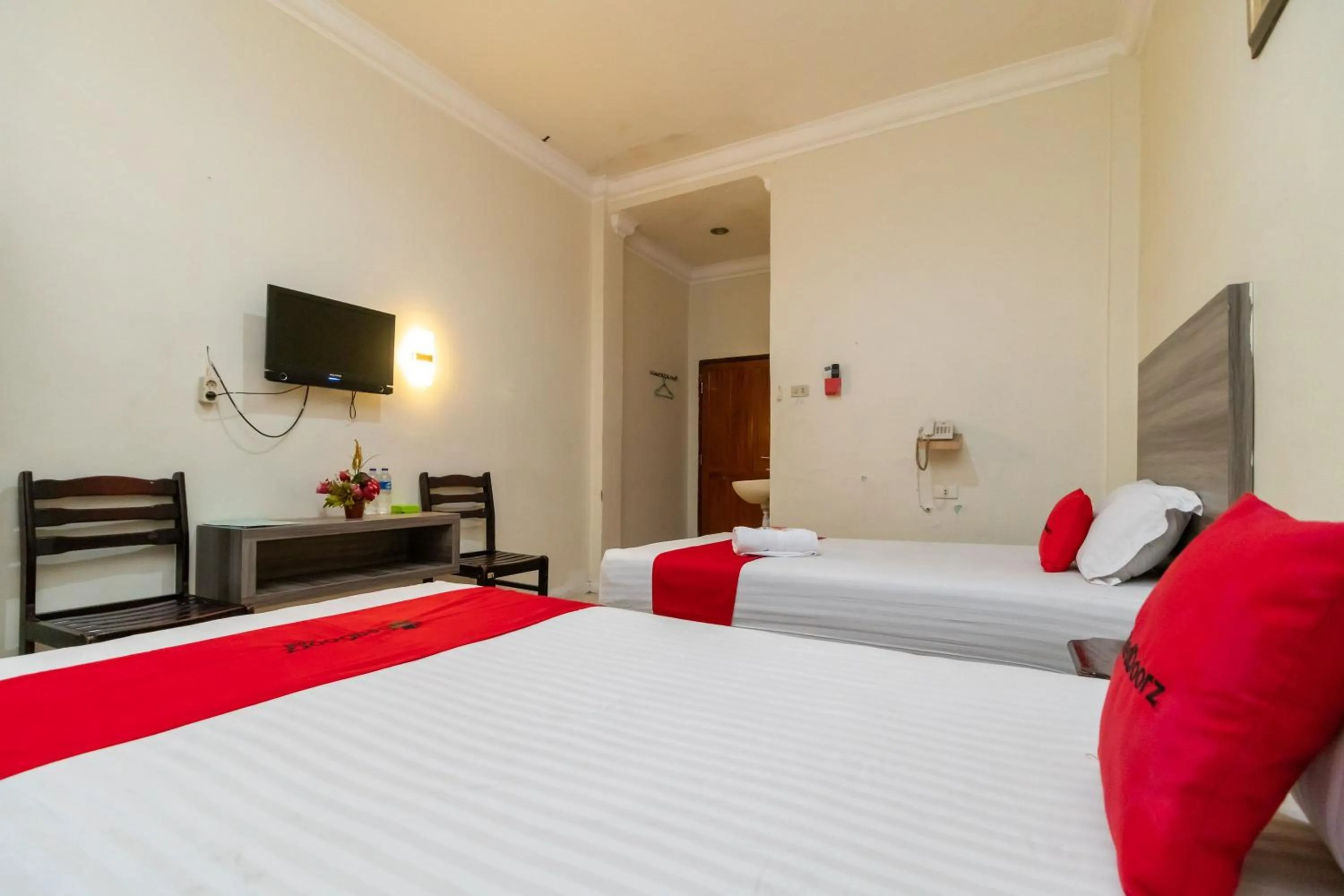 Bedroom, Bed in RedDoorz @ Pematangsiantar