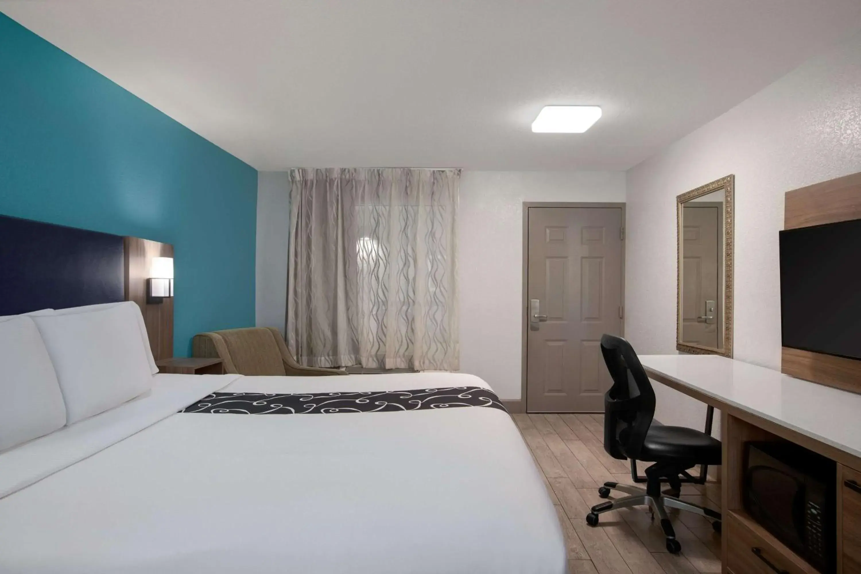 1 King Bed, Mobility/Hearing Accessible Bathtub w/Grab Bars Oceanfront, Non-Smoking in La Quinta by Wyndham Oceanfront Daytona Beach 1 King Bed, Mobility/Hearing Accessible Bathtub w/Grab Bars Oceanfront, Non-Smoking in La Quinta by Wyndham Oceanfront Daytona Beach