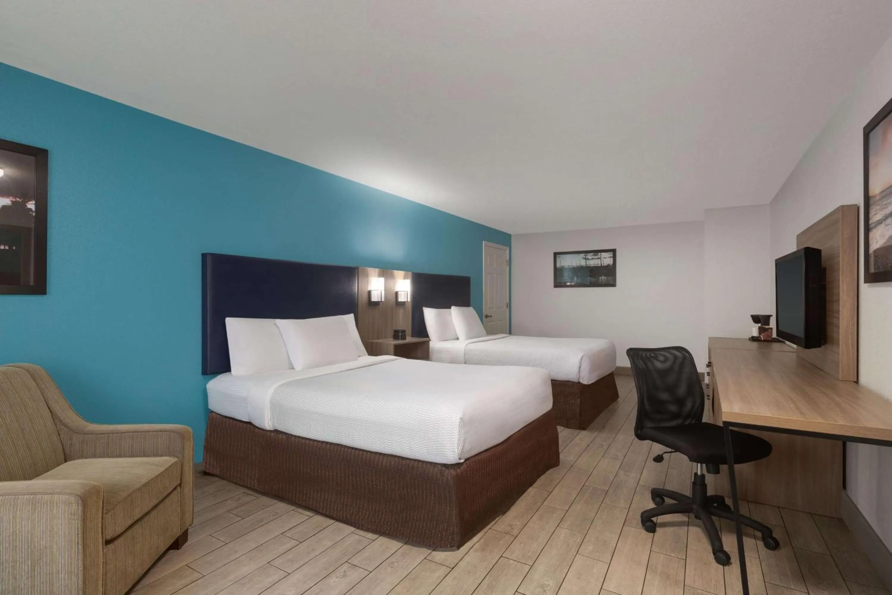 Photo of the whole room, Bed in La Quinta by Wyndham Oceanfront Daytona Beach