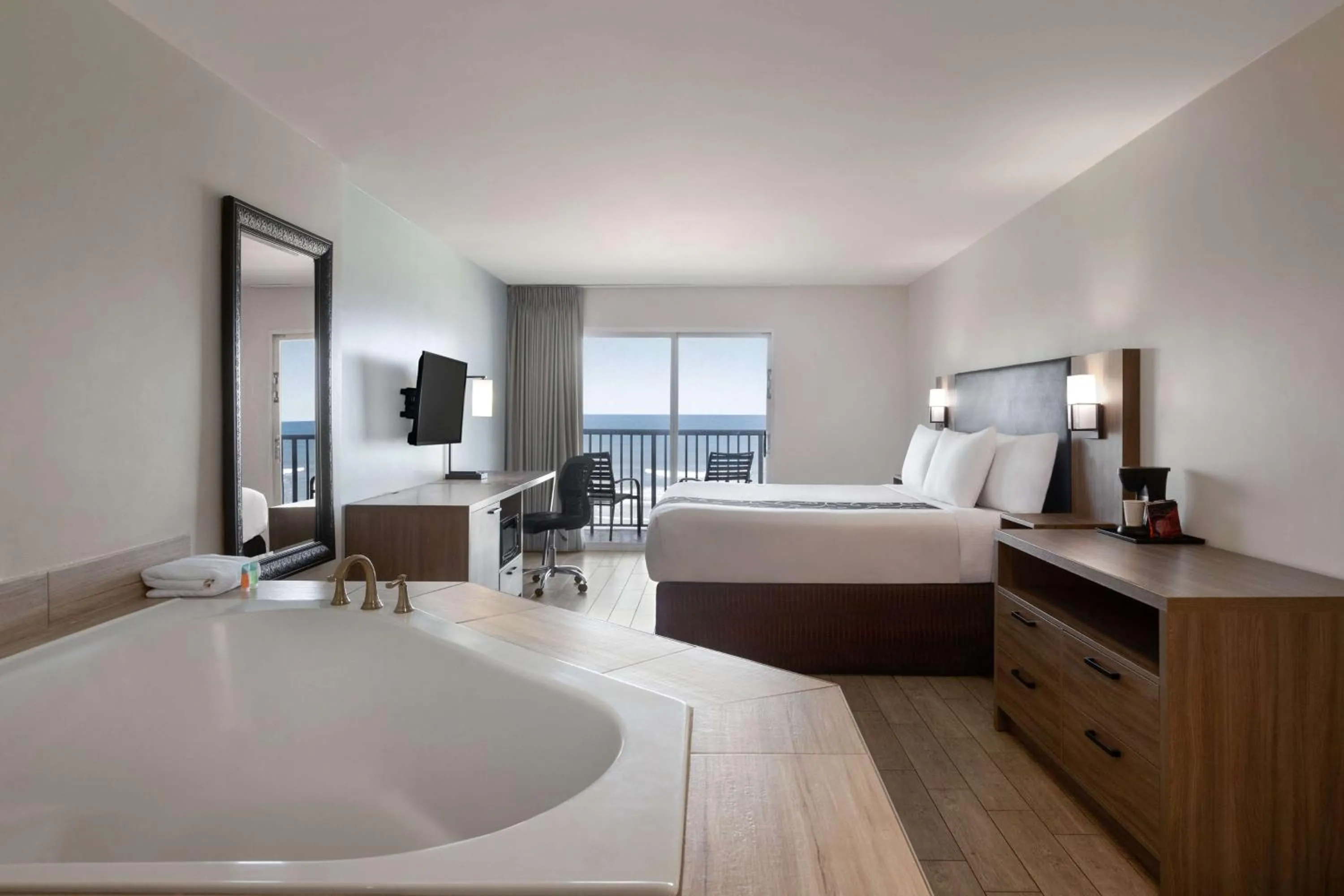 Bath, Bed in La Quinta by Wyndham Oceanfront Daytona Beach