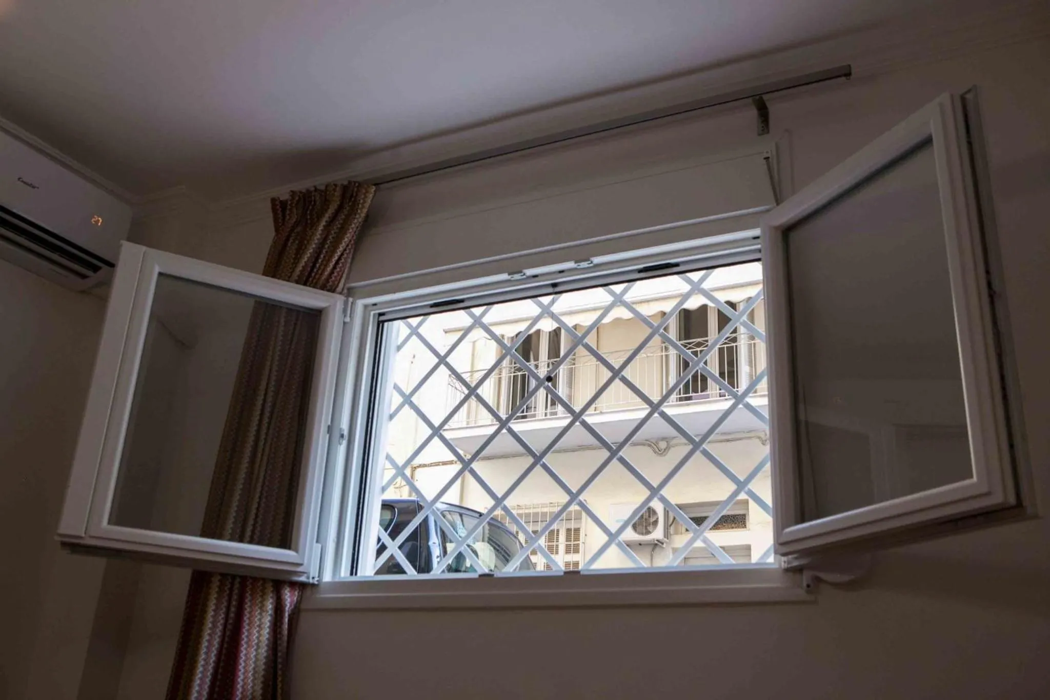 Best House, Kolchidos, Ampelokipoi Metro, Athens