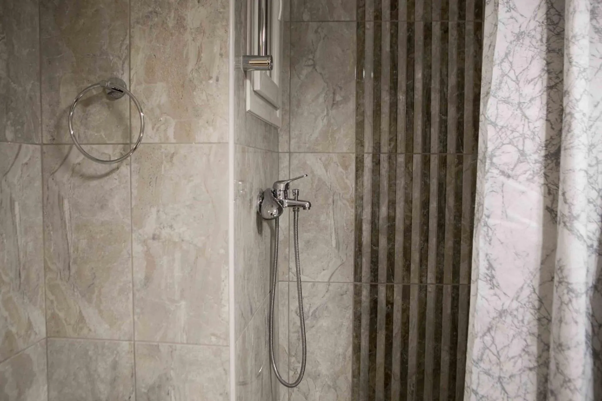 Shower in Best House, Kolchidos, Ampelokipoi Metro, Athens