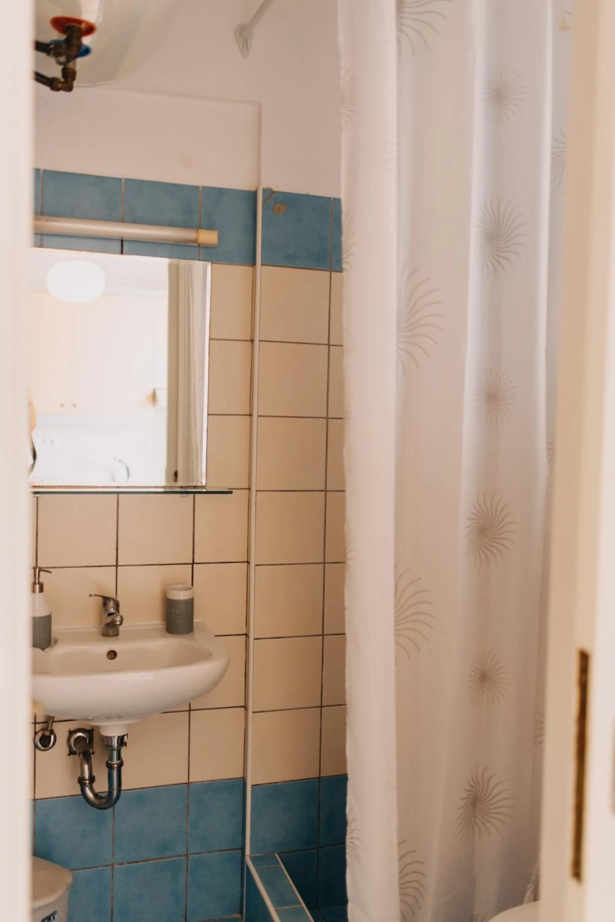 Shower in Best House, Nirvana II, Patra