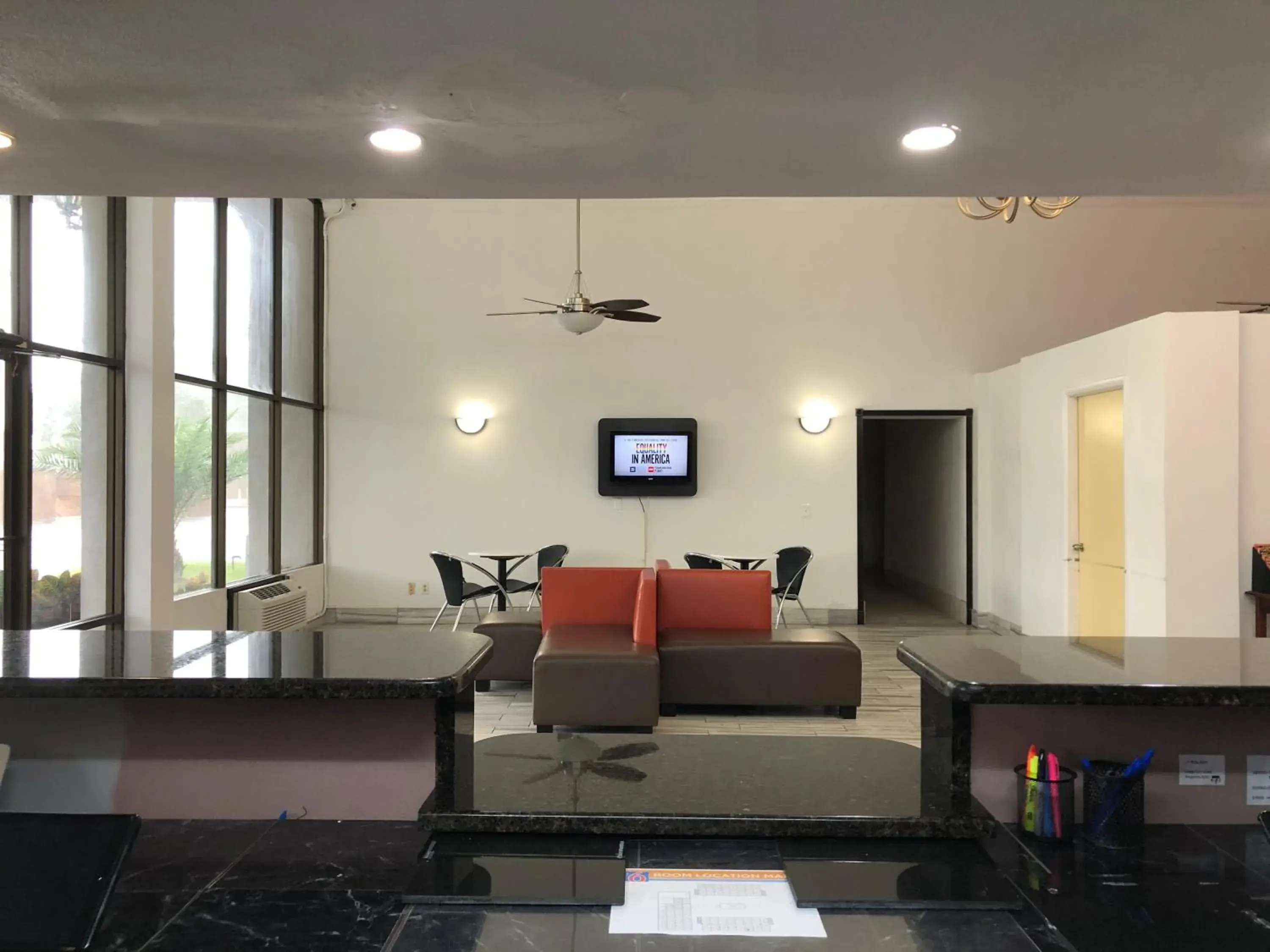 Seating area in Motel 6-Daytona Beach, FL - Speedway Seating area in Motel 6-Daytona Beach, FL - Speedway