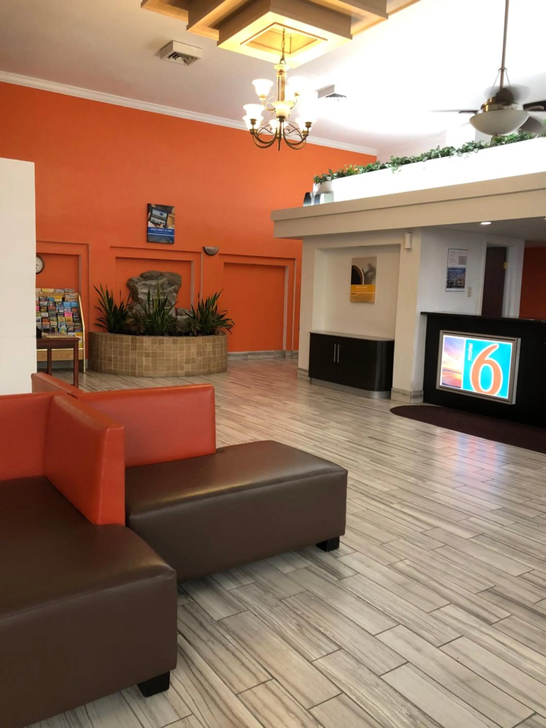 Seating area in Motel 6-Daytona Beach, FL - Speedway