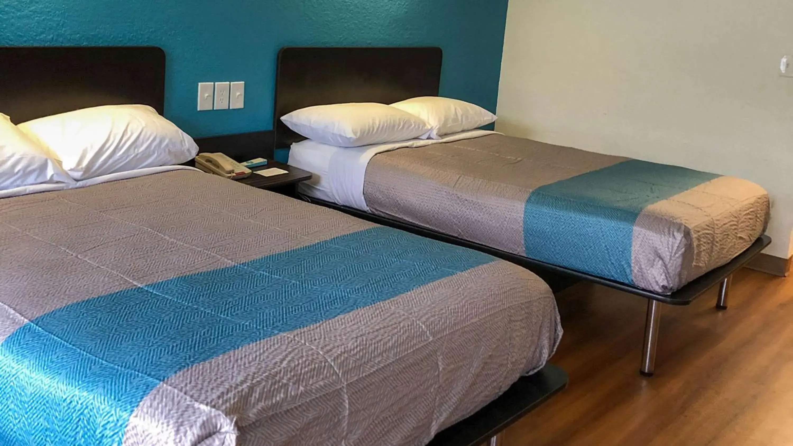 Quadruple Room - Smoking in Motel 6-Daytona Beach, FL - Speedway Quadruple Room - Smoking in Motel 6-Daytona Beach, FL - Speedway