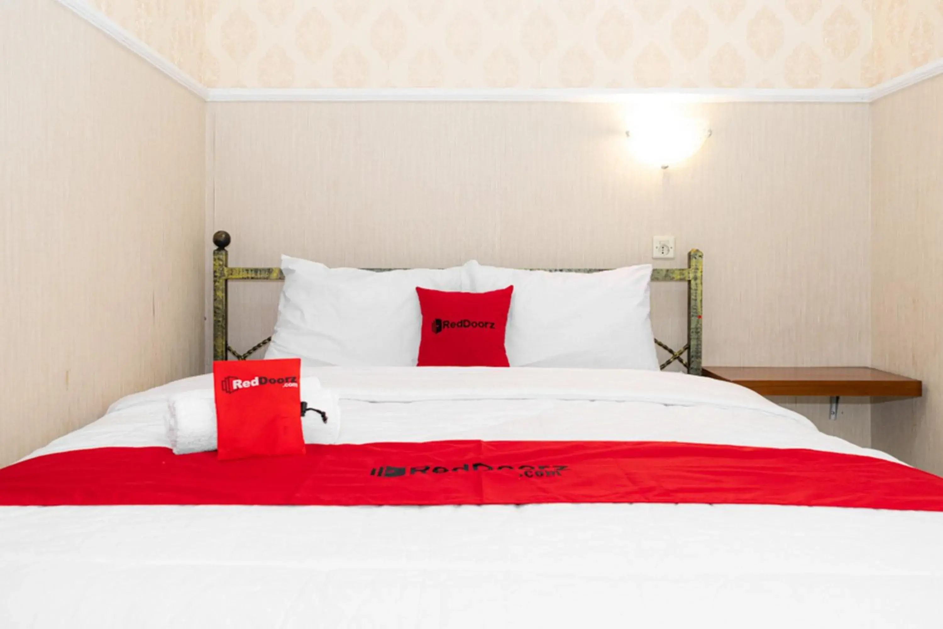 Bed in RedDoorz near Gajahmungkur Semarang Bed in RedDoorz near Gajahmungkur Semarang