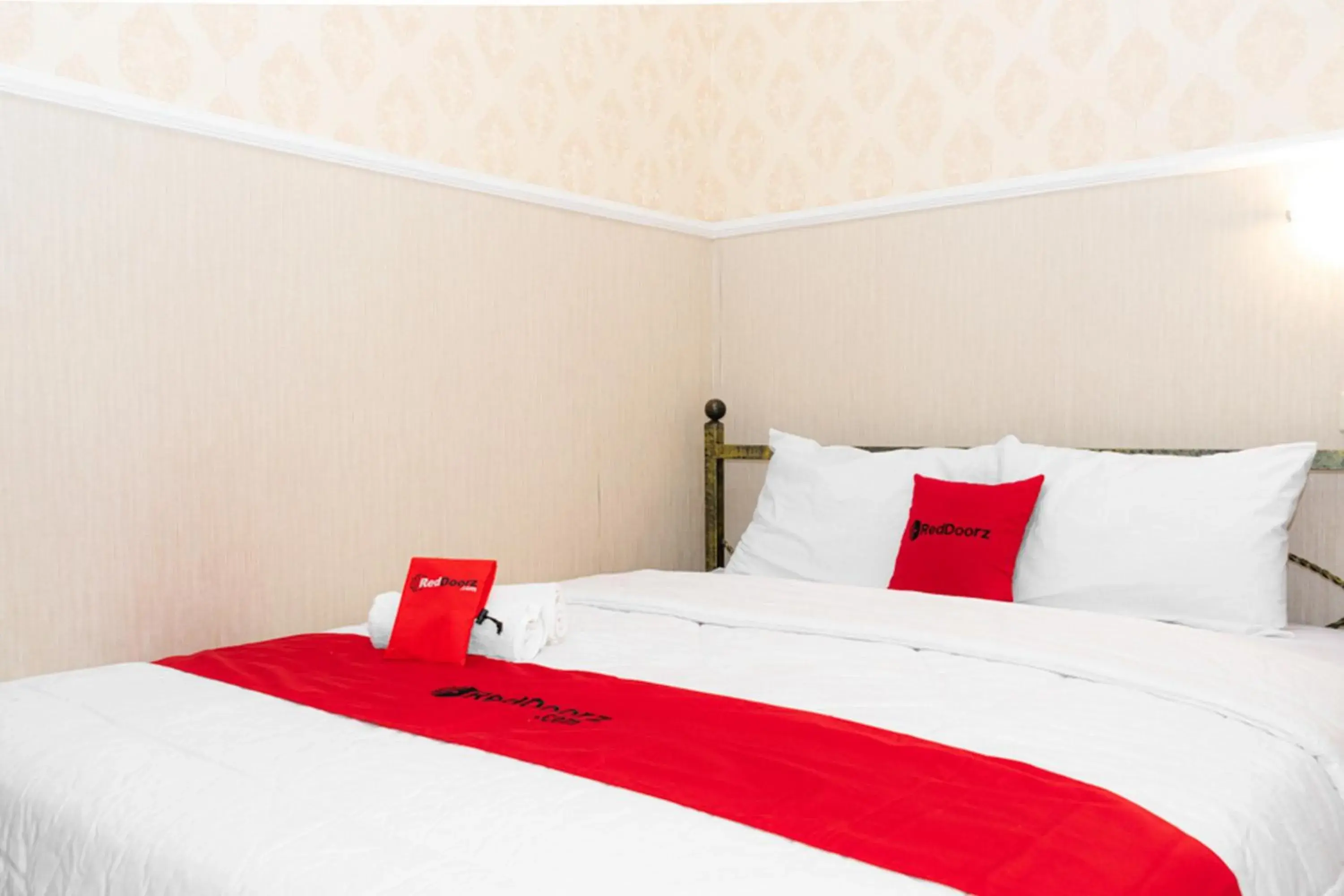 Bed in RedDoorz near Gajahmungkur Semarang Bed in RedDoorz near Gajahmungkur Semarang