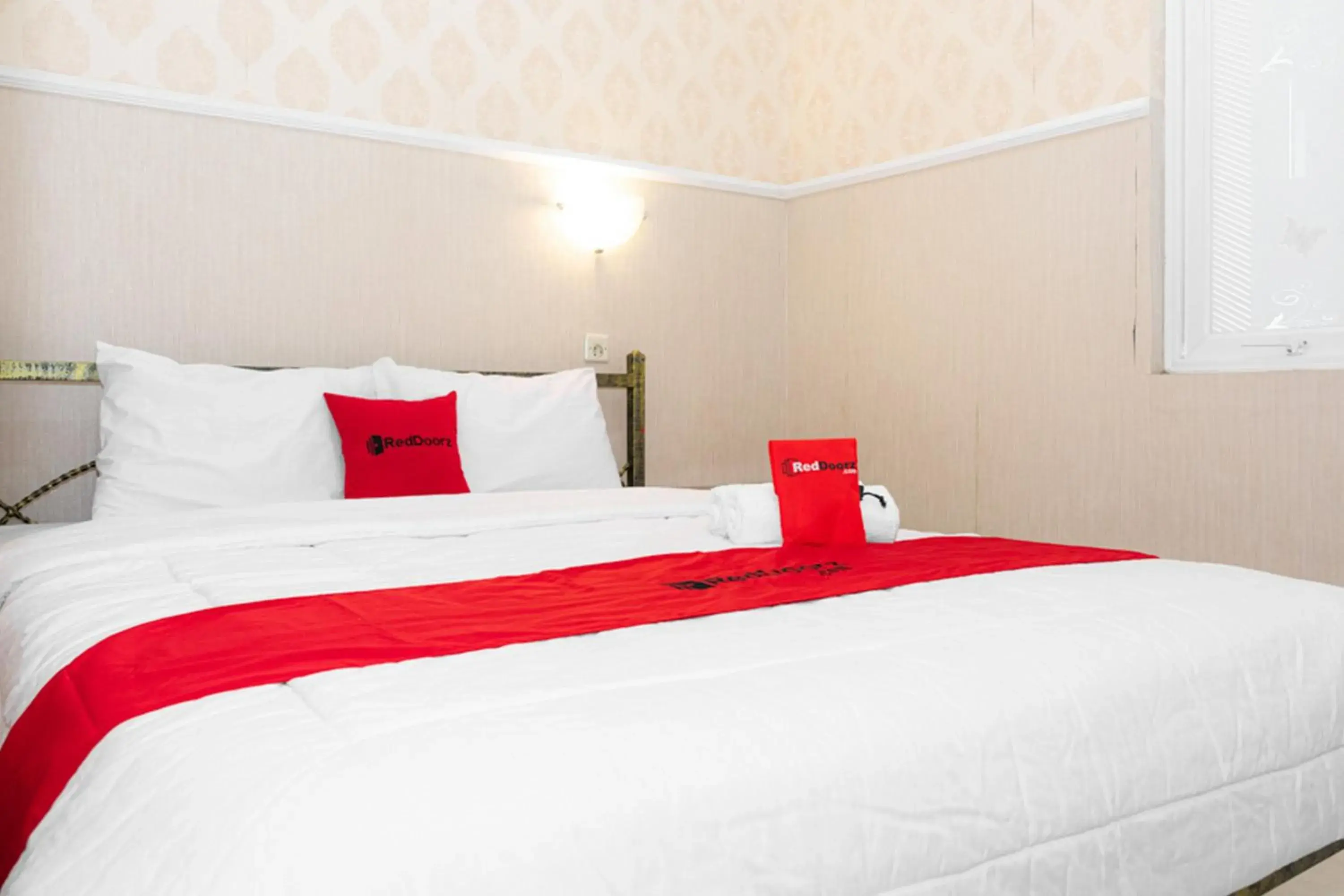 Bed in RedDoorz near Gajahmungkur Semarang Bed in RedDoorz near Gajahmungkur Semarang