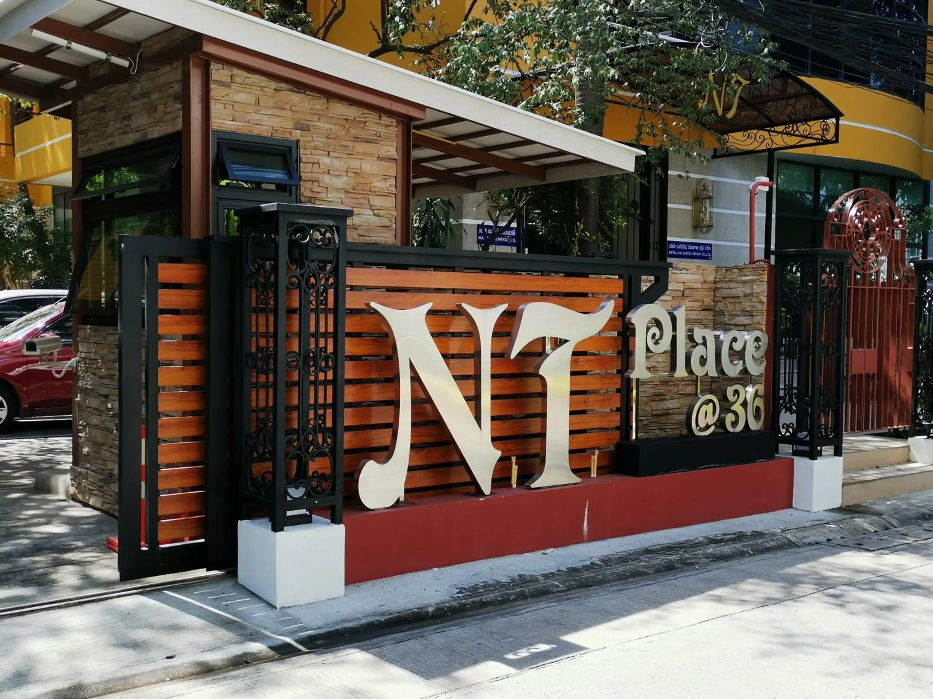 Property building in NT Place Sukhumvit Suites Property building in NT Place Sukhumvit Suites