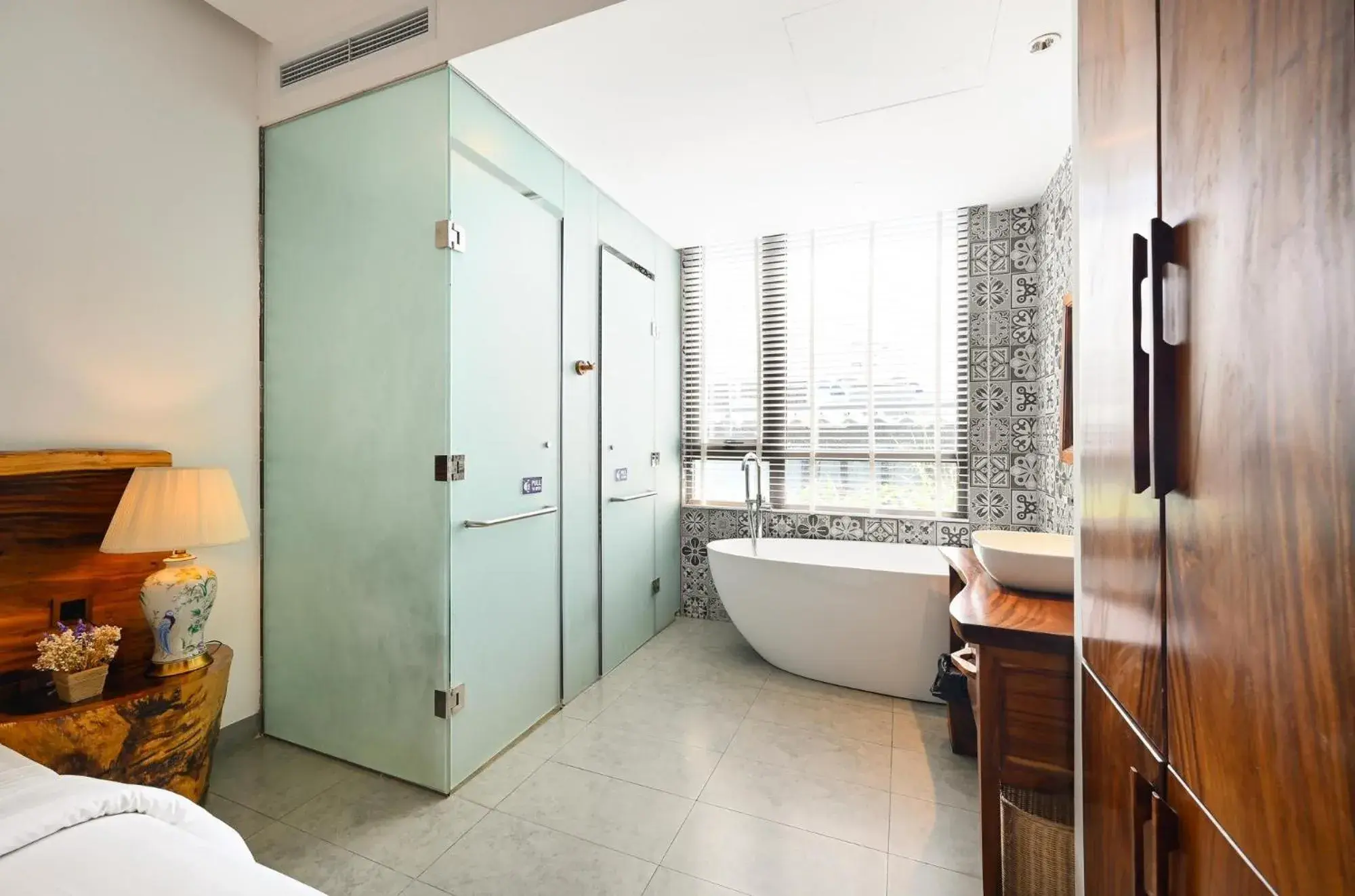 Bathroom, Bed in Sky Gem Central Hotel Bathroom, Bed in Sky Gem Central Hotel