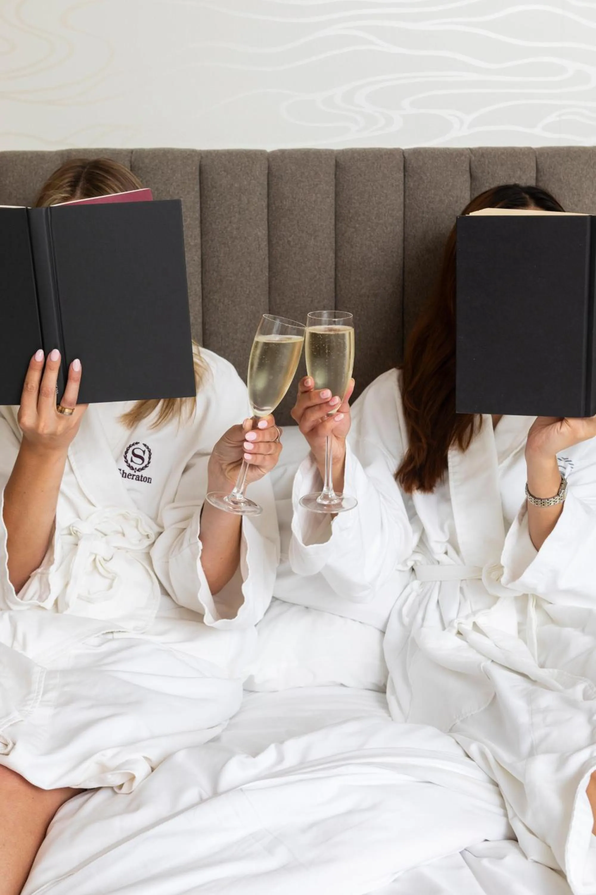 Photo of the whole room, Bed in Sheraton Grand Chicago Riverwalk